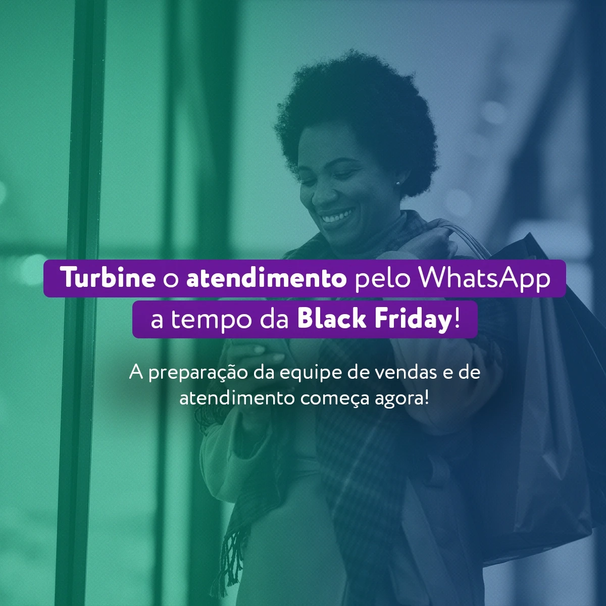 Mulher utilizando o WhatsApp ao realizar compras na Black Friday