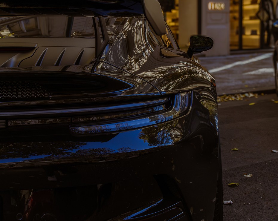 Zadní část sportovního vozu Porsche parkujícího ve městě