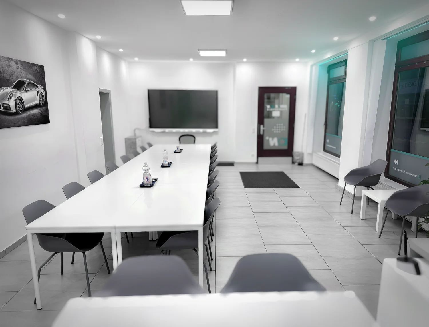 Heller, moderner Unterrichtsraum der Fahrschule Drive ON in Herne.