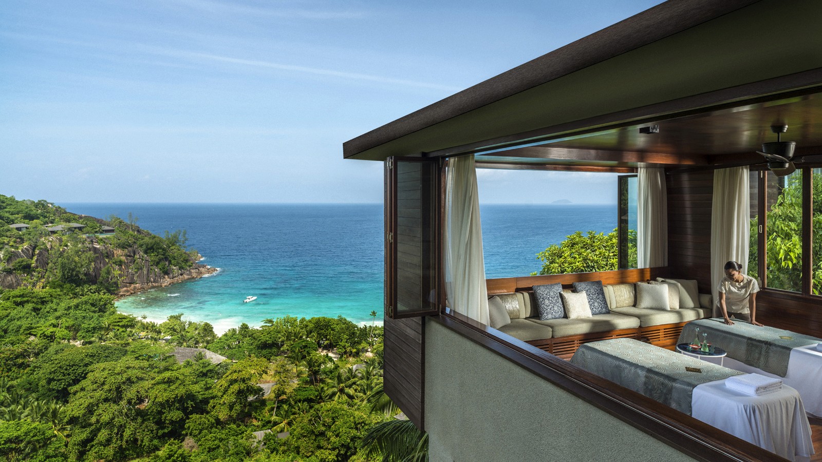 Le spa du Four Seasons Resort Seychelles, face à l’océan. © Ken Seet / Four Seasons — SEY_488.