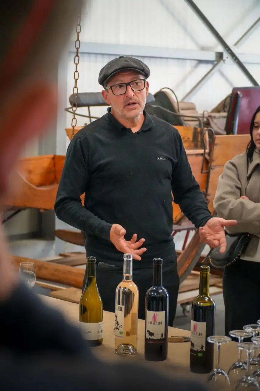 Un homme présente des bouteilles de vin lors d’une dégustation