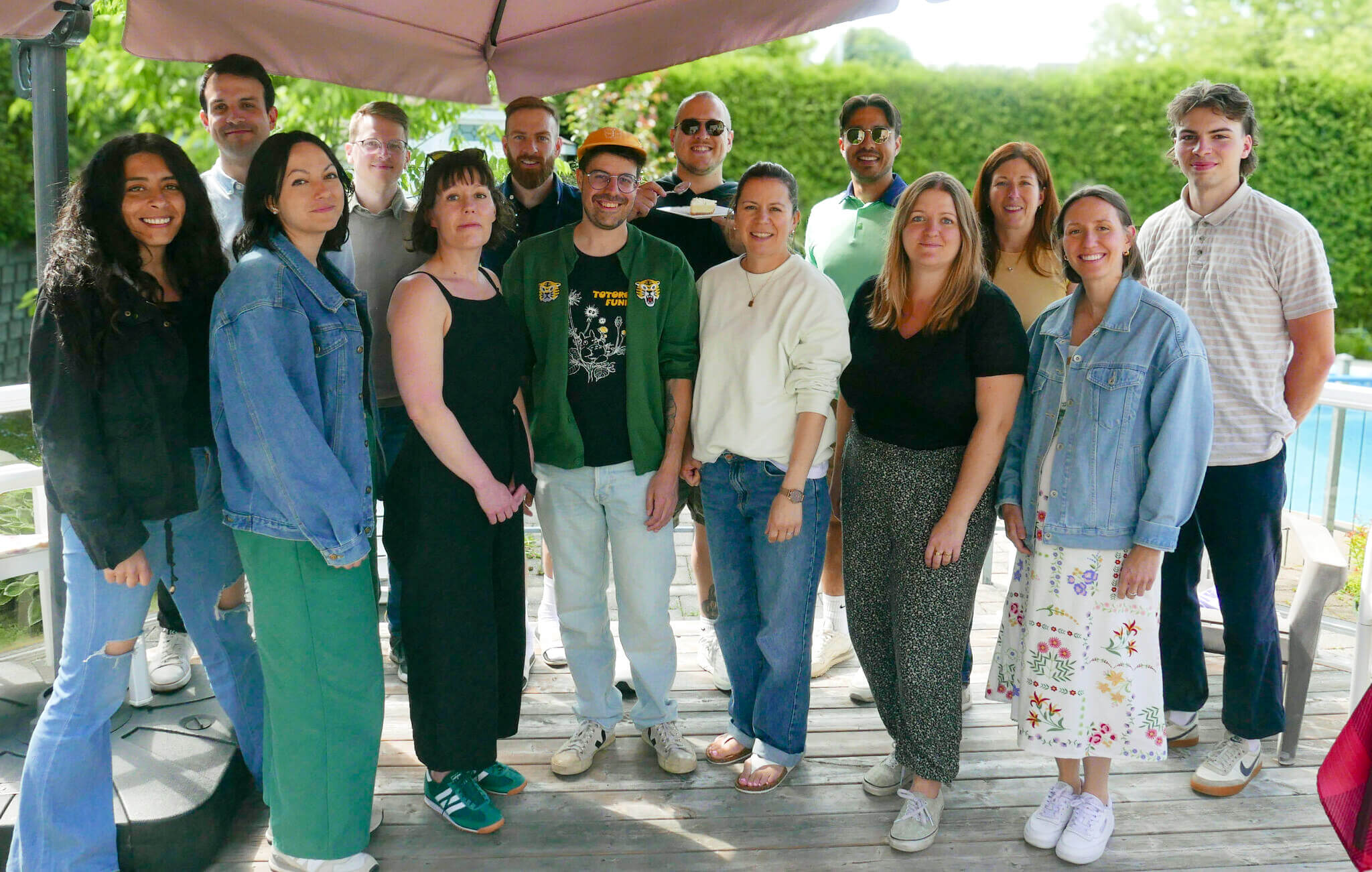 L'équipe de Lime Santé en groupe, debout sur une terrasse, souriant et posant pour une photo en extérieur.