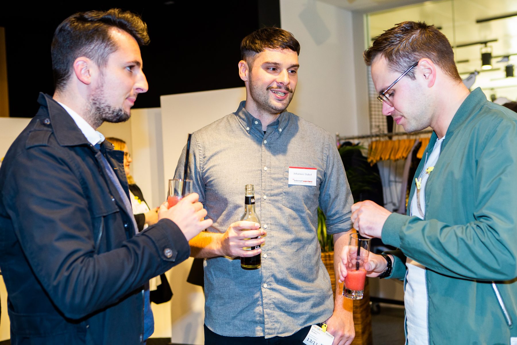 Drei Personen stehen nebeneinander und unterhalten sich - Fachkonferenz - internetwarriors GmbH