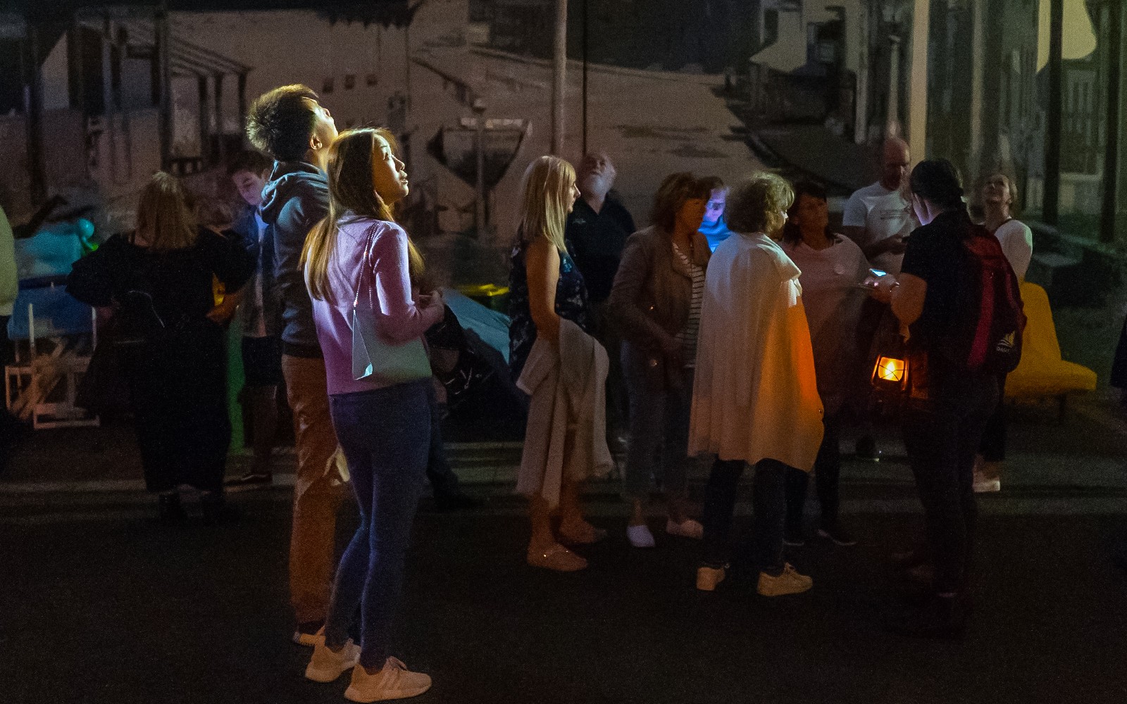 Nhóm du lịch tại Mural Lane, Sydney