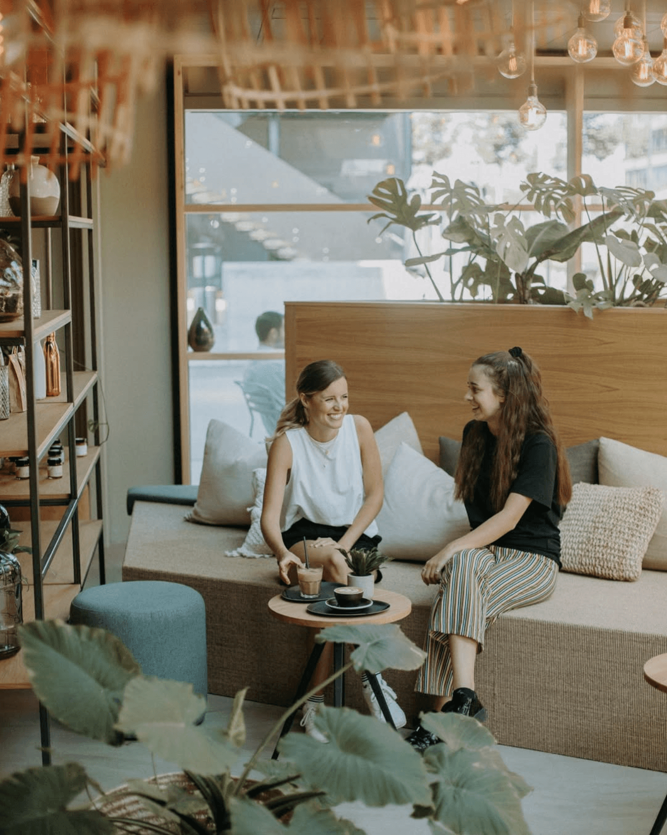 Foto von Interieur-Szene mit zwei weiblich gelesene Personen, die in einem Raum mit durchdachten Gestaltungselemente in Zürich, Schweiz, sitzen.