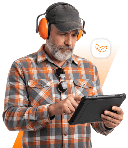 Homem de boné utilizando um tablet
