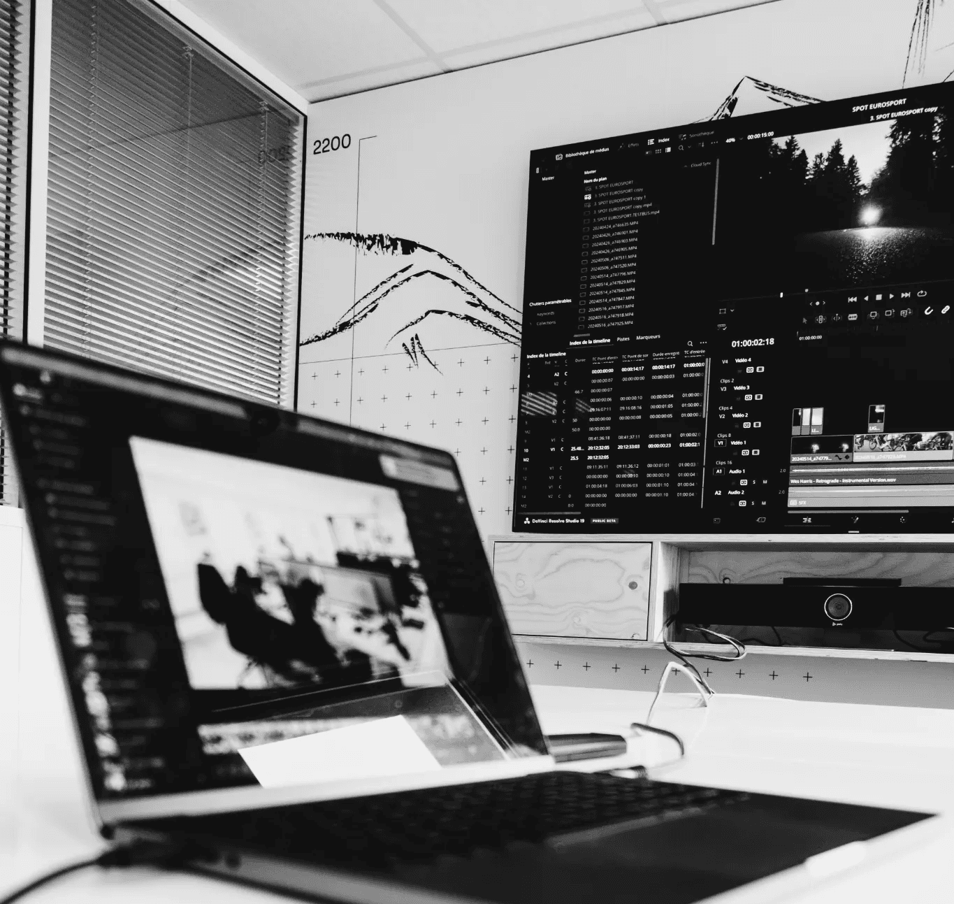 Montage vidéo en cours sur poste de travail – création de contenus outdoor et brand films.