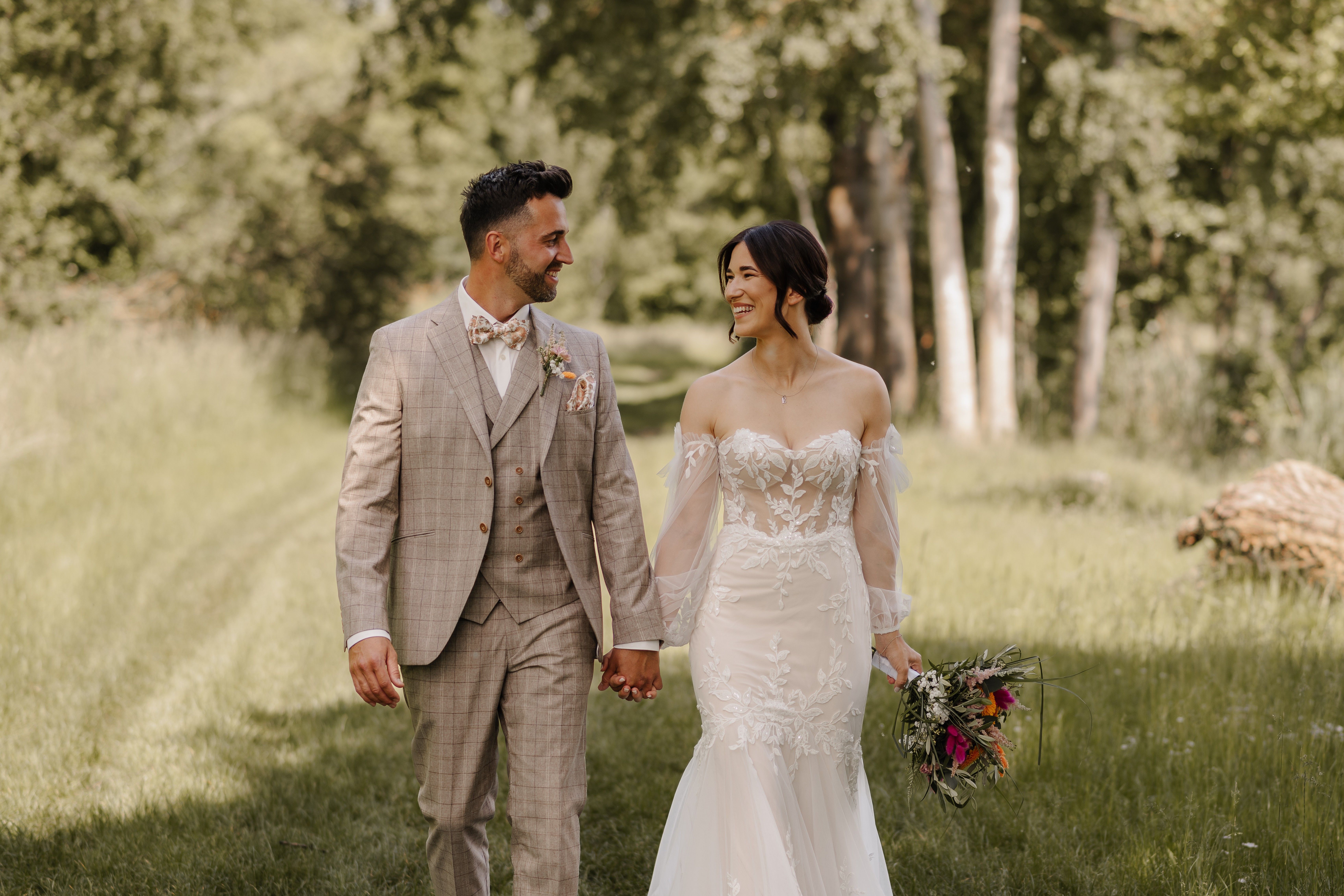 Natürlicher Spaziergang des Brautpaares – ungestellte Hochzeitsfotos von Fotografin Stephanie Weikert