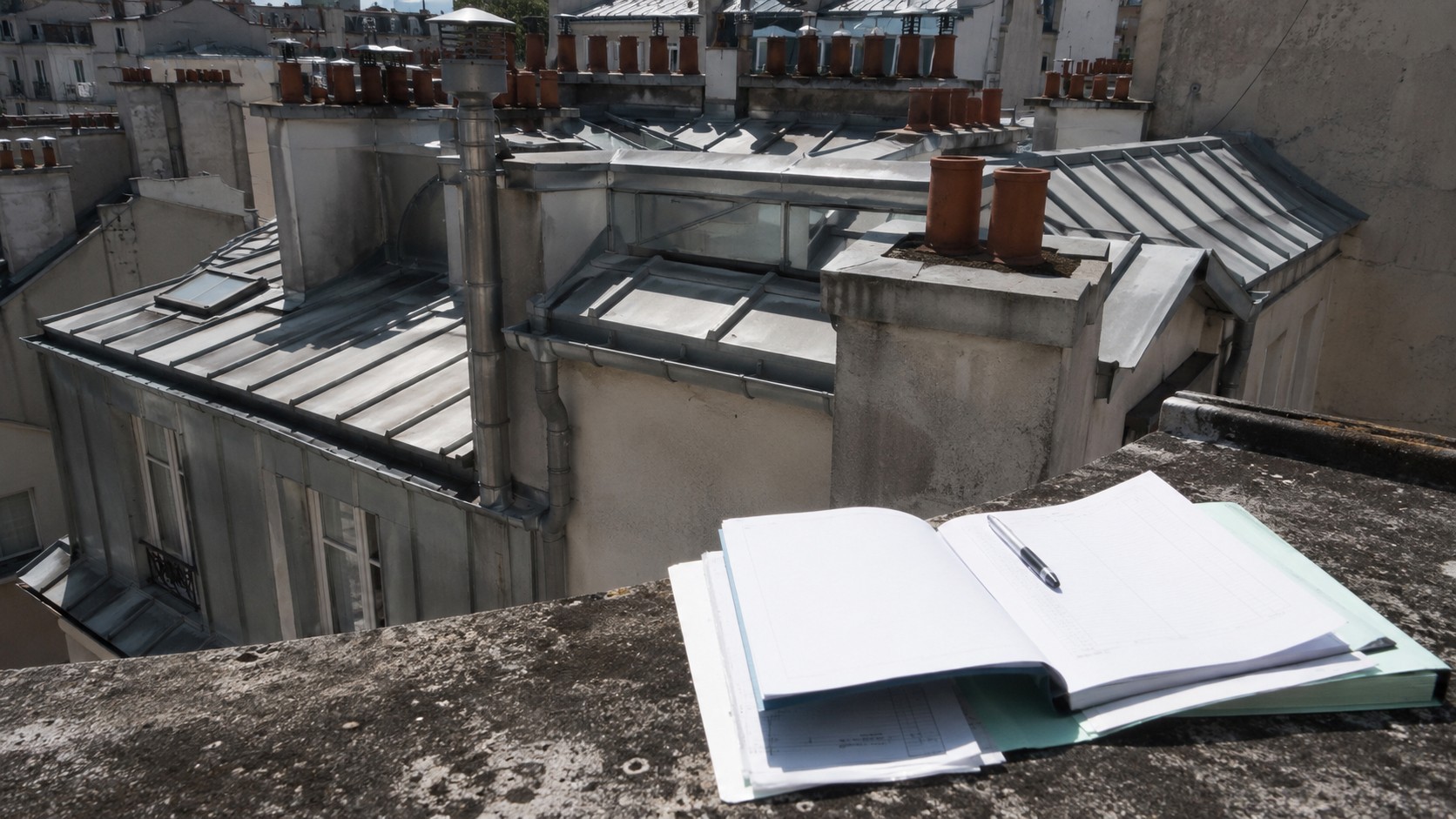Photo réaliste d’un carnet d’entretien de copropriété ouvert sur un toit parisien en zinc, avec documents de suivi, stylo, cheminées, gouttières et éléments de toiture visibles lors d’une inspection technique en plein soleil.