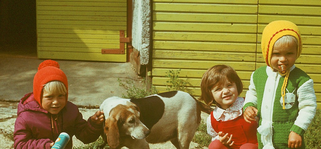 Kolm last koos koeraga