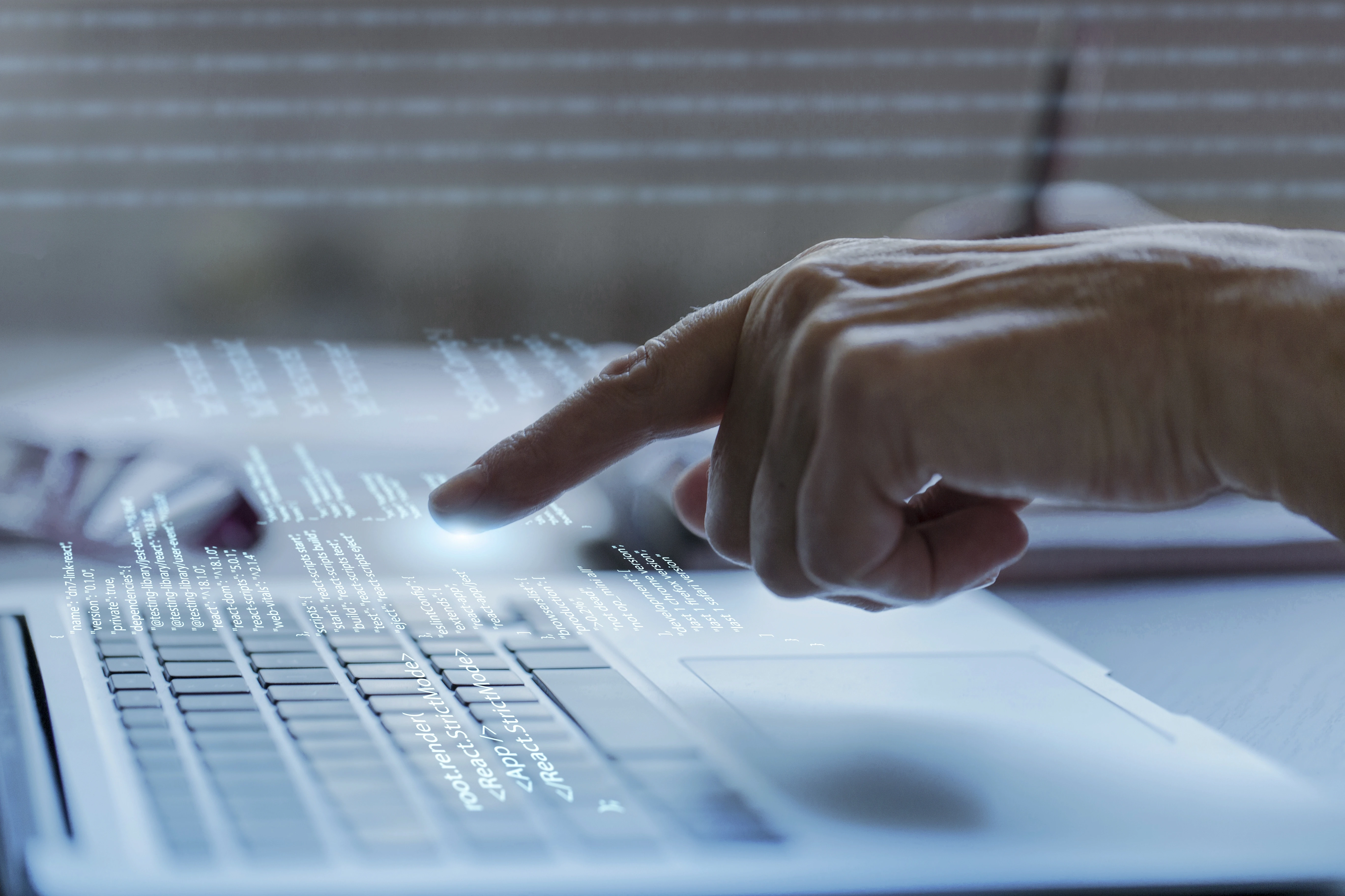 Tela de computador com grande volume de dados, representando cardinalidade em banco de dados.