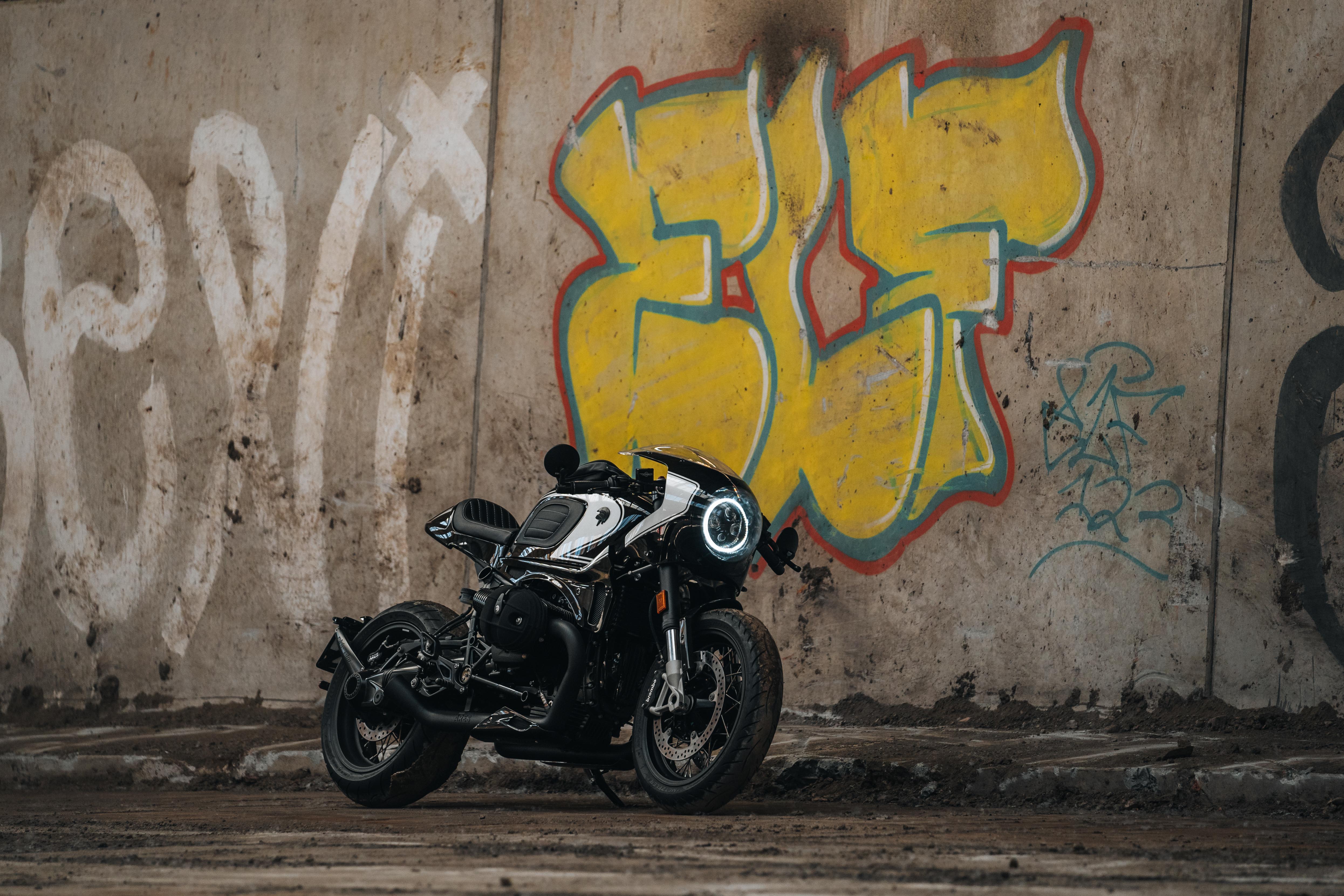 Foto di BMW R Ninet by Ares di fianco a muri con graffiti