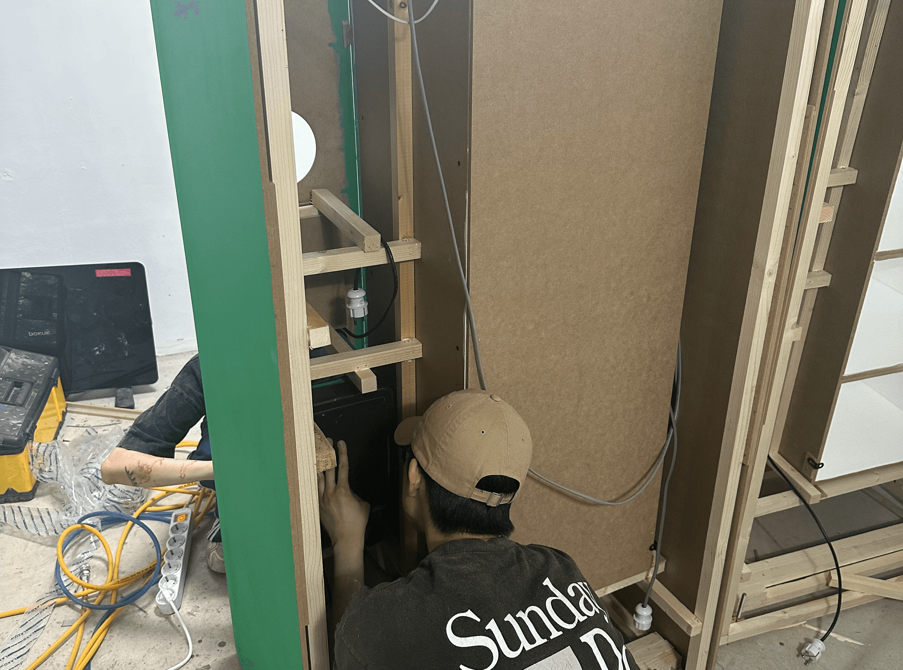 아임에코 자판기 오브제 내부 구조, 합판 프레임 및 조명 설치 과정 / i'm eco vending machine internal frame, plywood structure and lighting installation