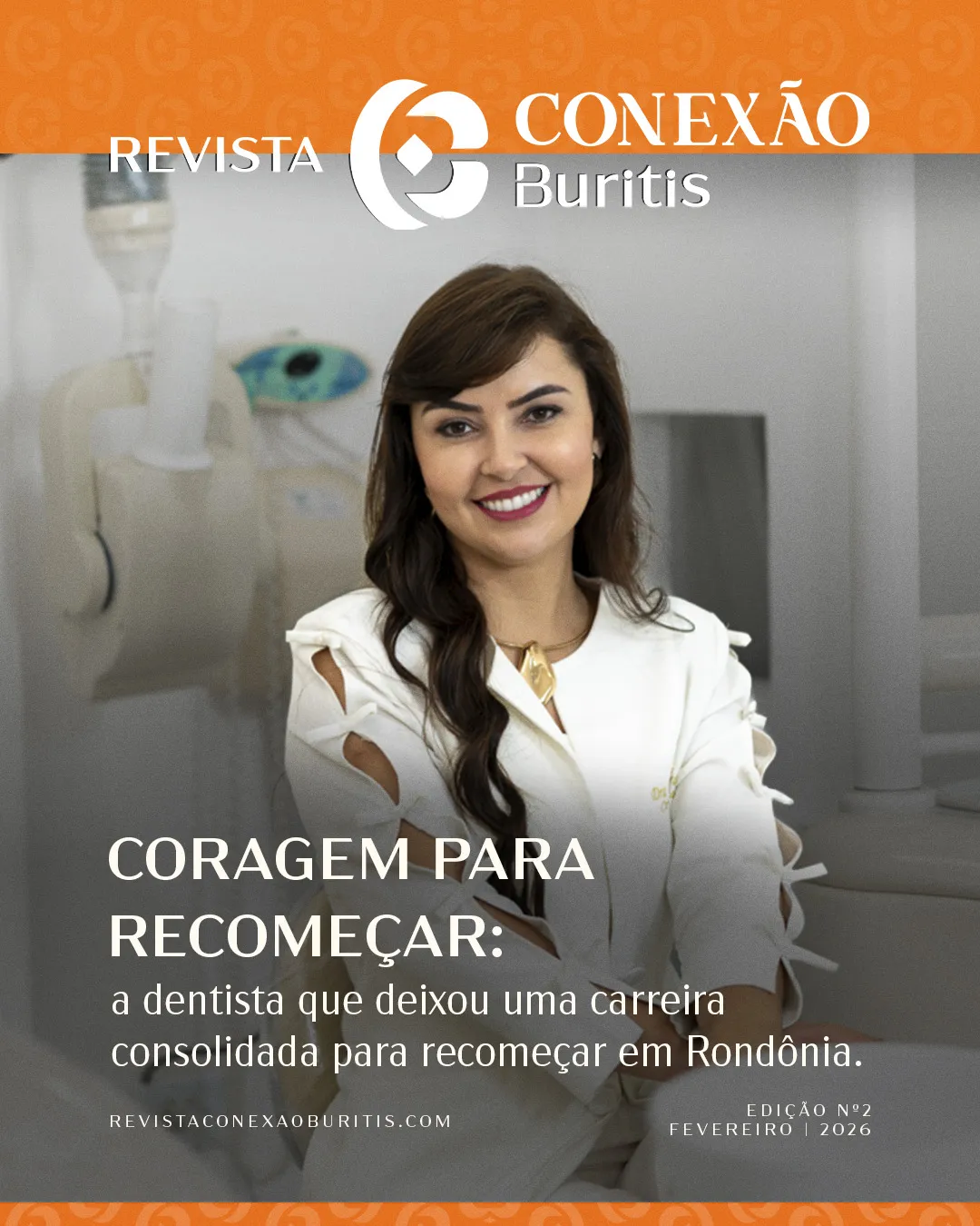 Capa da revista “Revista Conexão Buritis”. No centro, uma mulher sorridente, vestindo roupa branca, está em um consultório odontológico com equipamentos ao fundo. No topo aparece o título da revista. Sobre a imagem, o destaque: “Coragem para recomeçar: a dentista que deixou uma carreira consolidada para recomeçar em Rondônia.” Na parte inferior constam o site da revista e a informação “Edição nº2 — Fevereiro | 2026”.