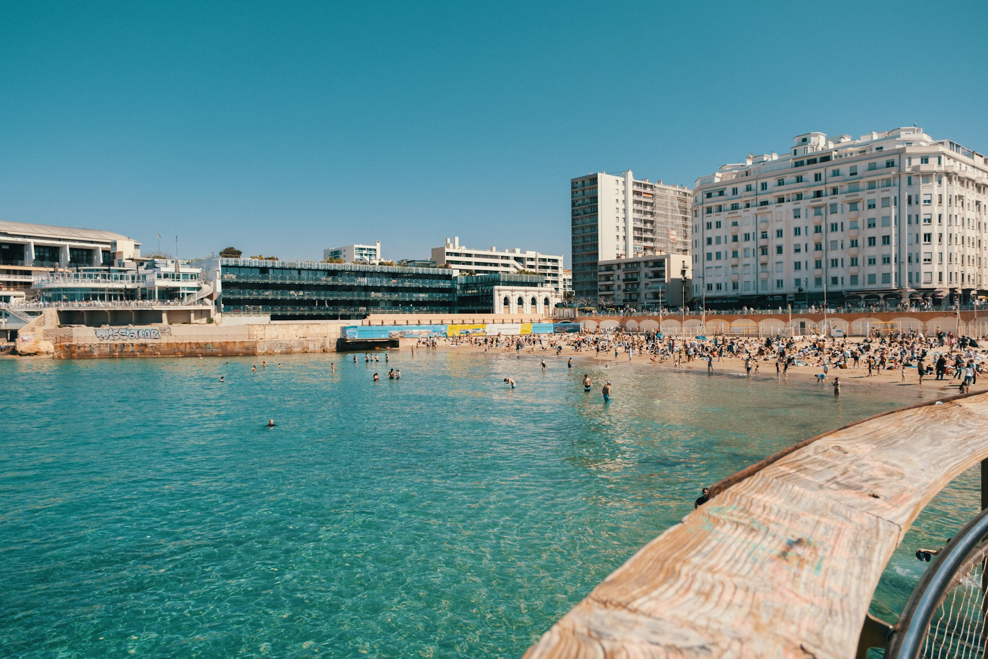 Vue panoramique du Vieux-Port de Marseille et des quartiers touristiques les plus recherchés pour la location saisonnière Airbnb