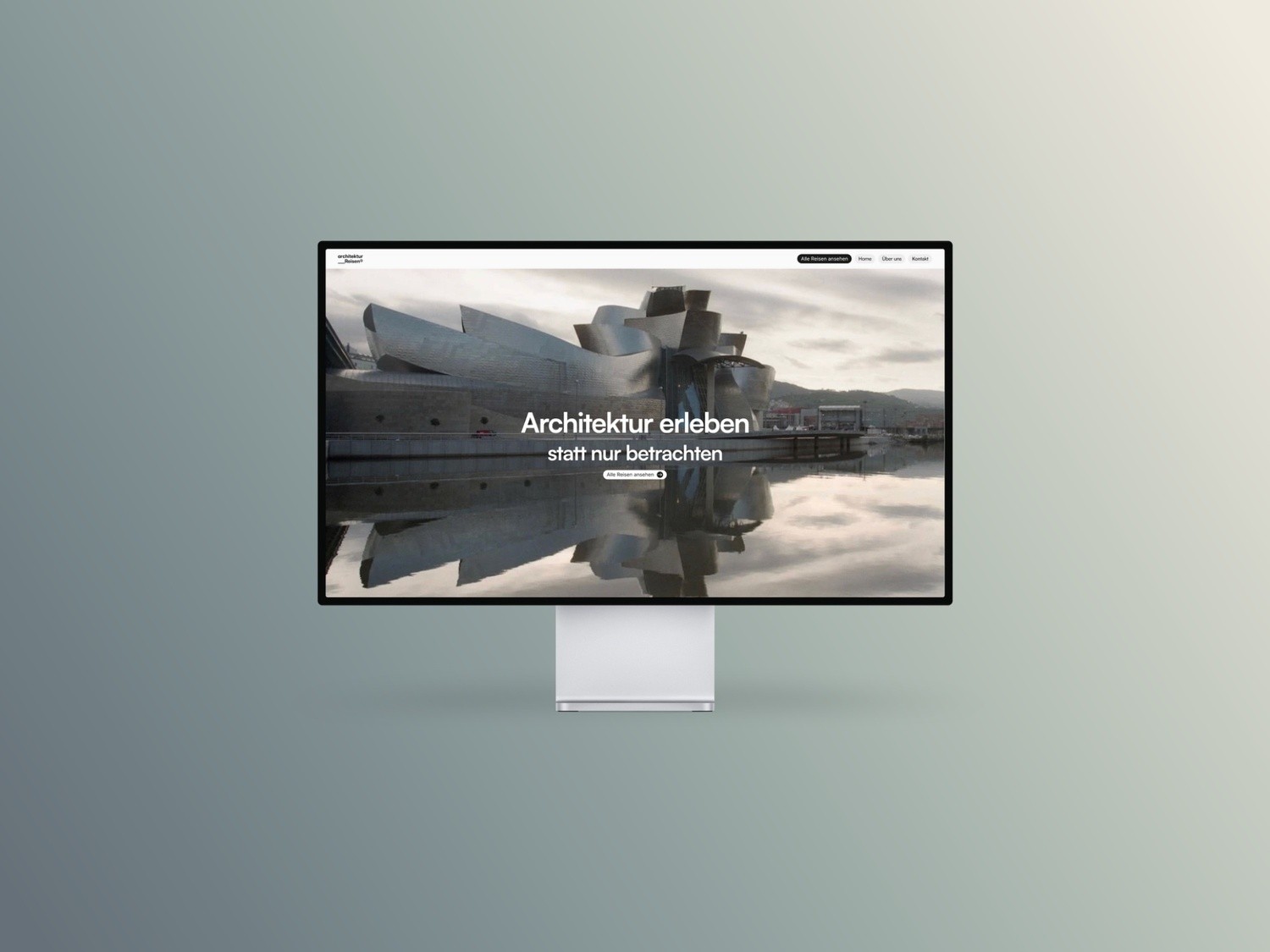 Mac Pro Display XDR mit Architektur-Website in der Hero Section 1 auf grauem Gradient-Hintergrundder eine Architektur-Website in der Hero Section 1 zeigt