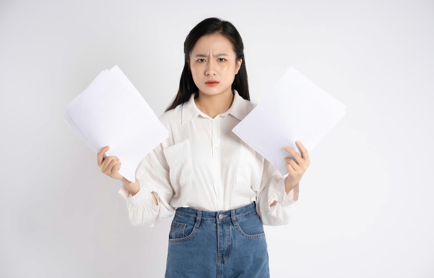 年輕女性手持大量文件表情困惑，呈現香港中小企面對繁複商業保險條款及投保程序時的常見行政難題。