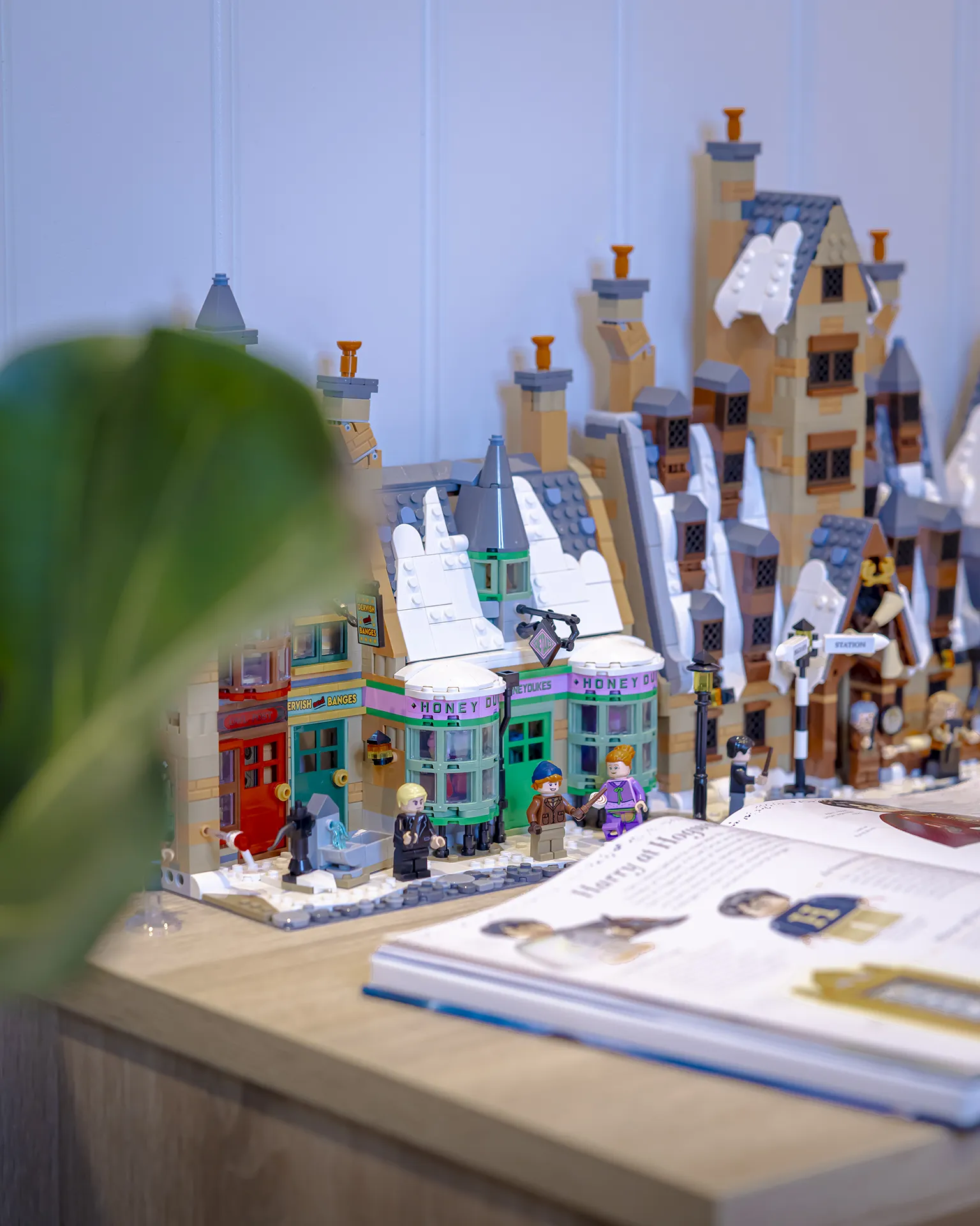 LEGO® "Galtvang-landsby" sett med butikker og figurer fra Harry Potter-universet