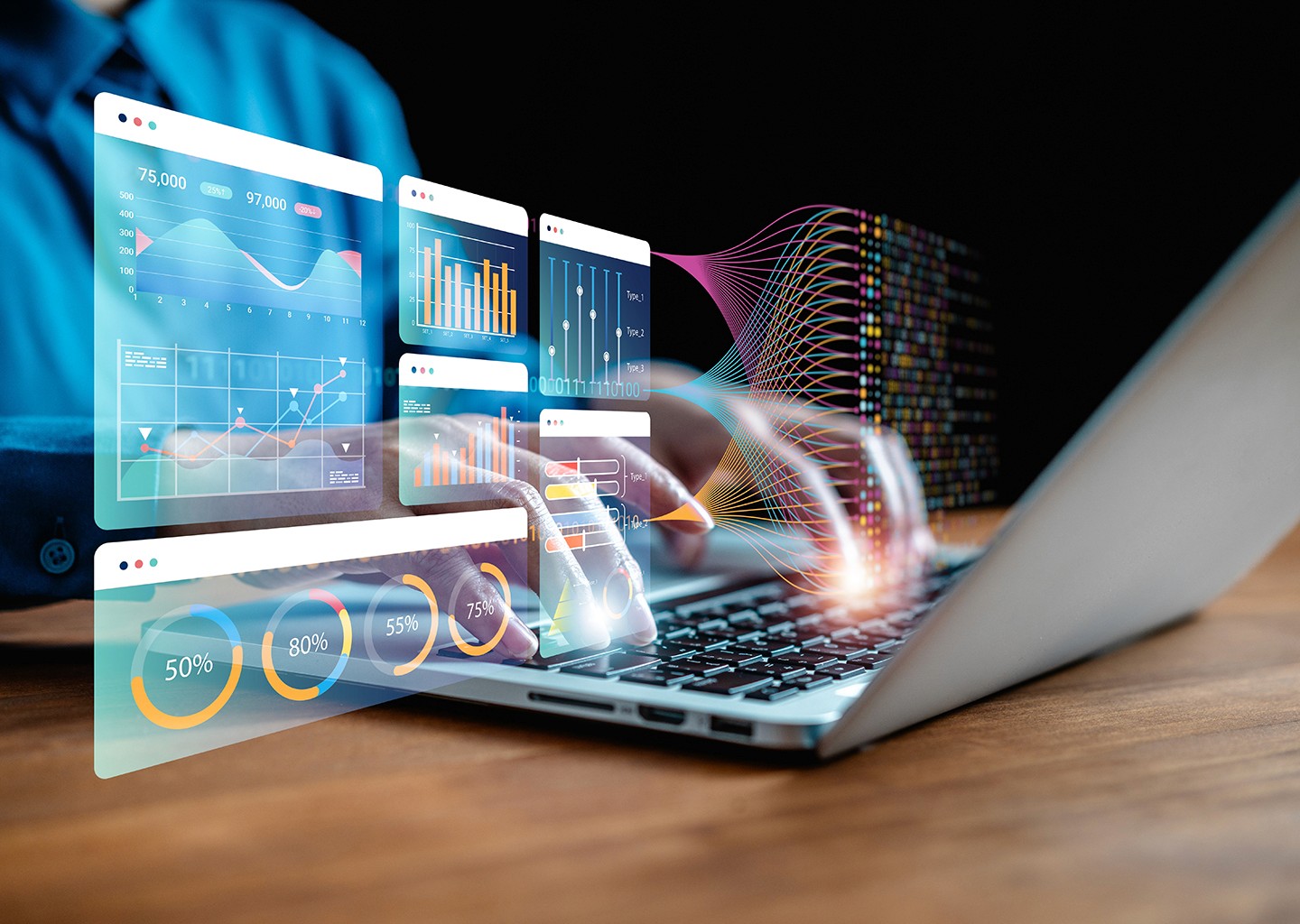 Una persona alla scrivania lavora con il programma gestionale aziendale sul suo pc portatile. In sovrimpressione, come ologrammi, sono presenti le schermate del gestionale