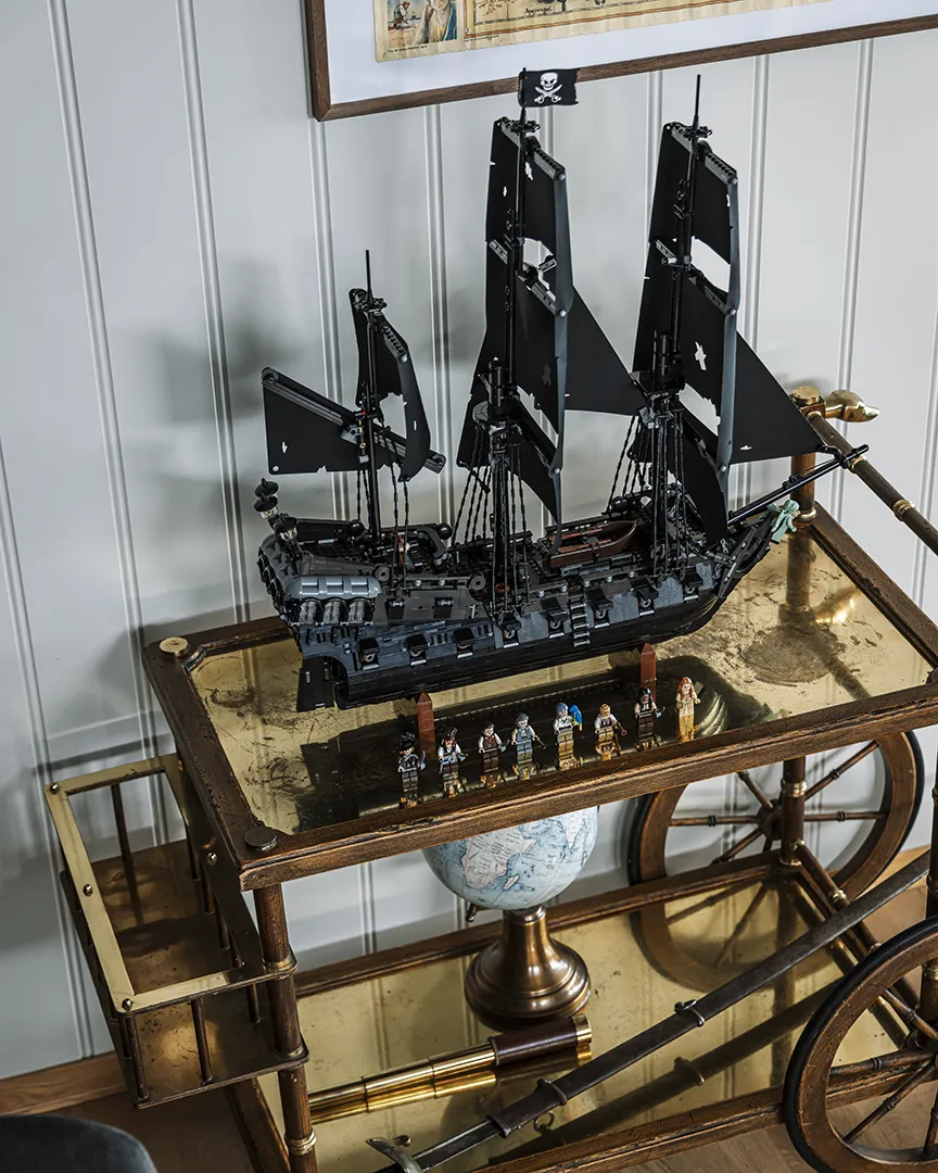 LEGO® Captain Jack Sparrow´s Pirate Ship" utstilt på en dekorativ tralle