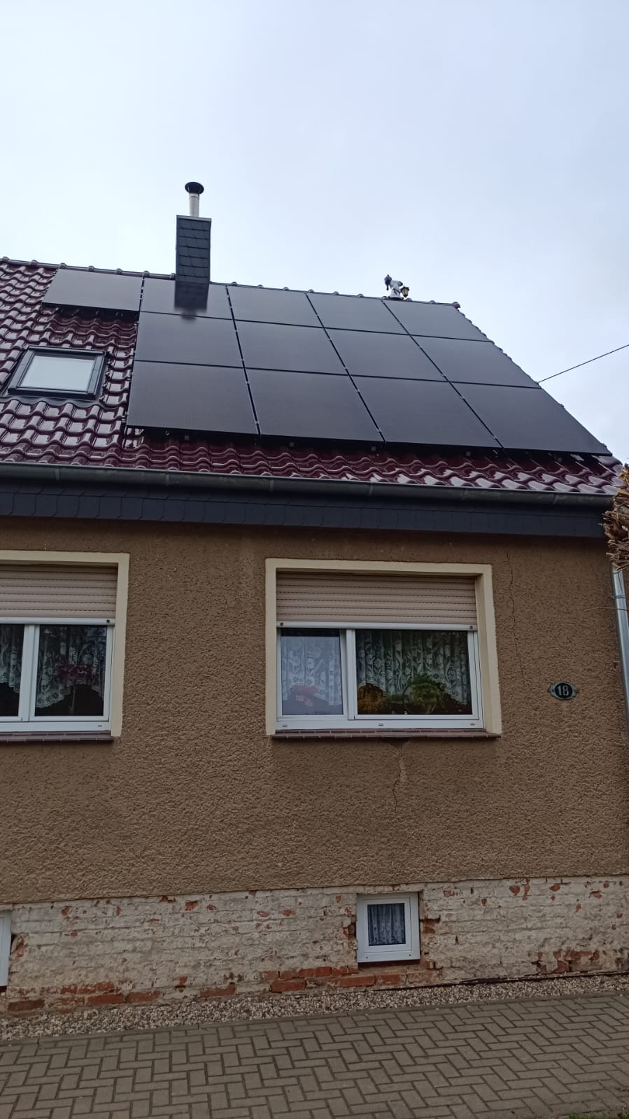 Dach mit PV Anlage in Sülzetal