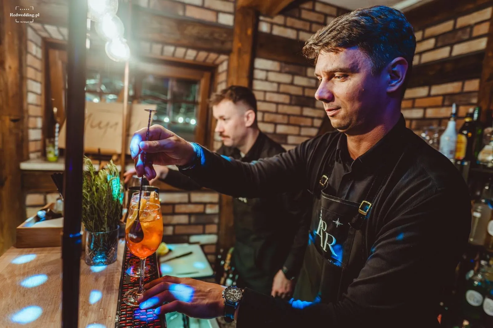 Pokaz barmański jako wyjątkowa atrakcja na weselu z mobilnym barem.