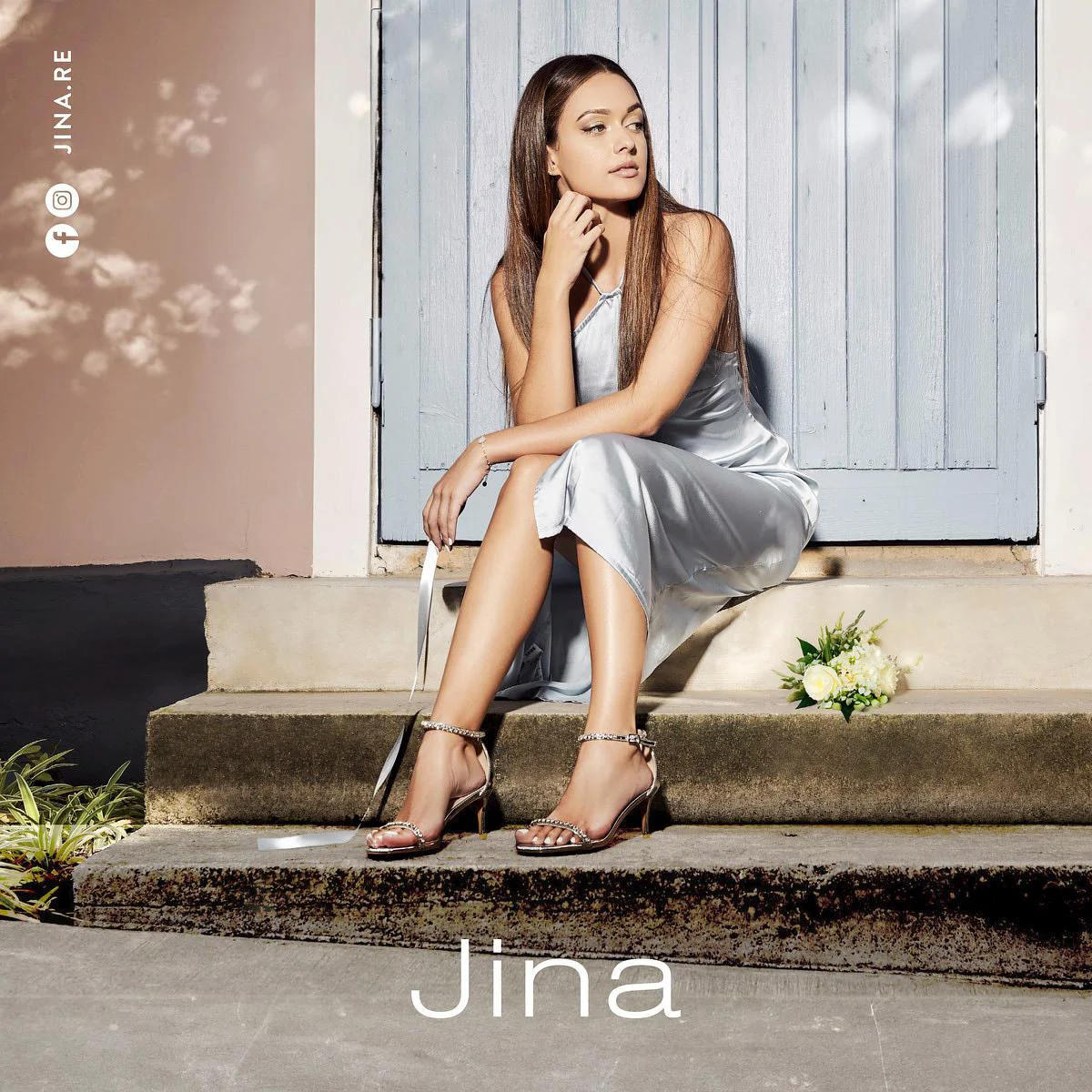 Shooting catalogue chaussures Jina sur escalier, portrait lifestyle élégant et mode à La Réunion — David Dijoux