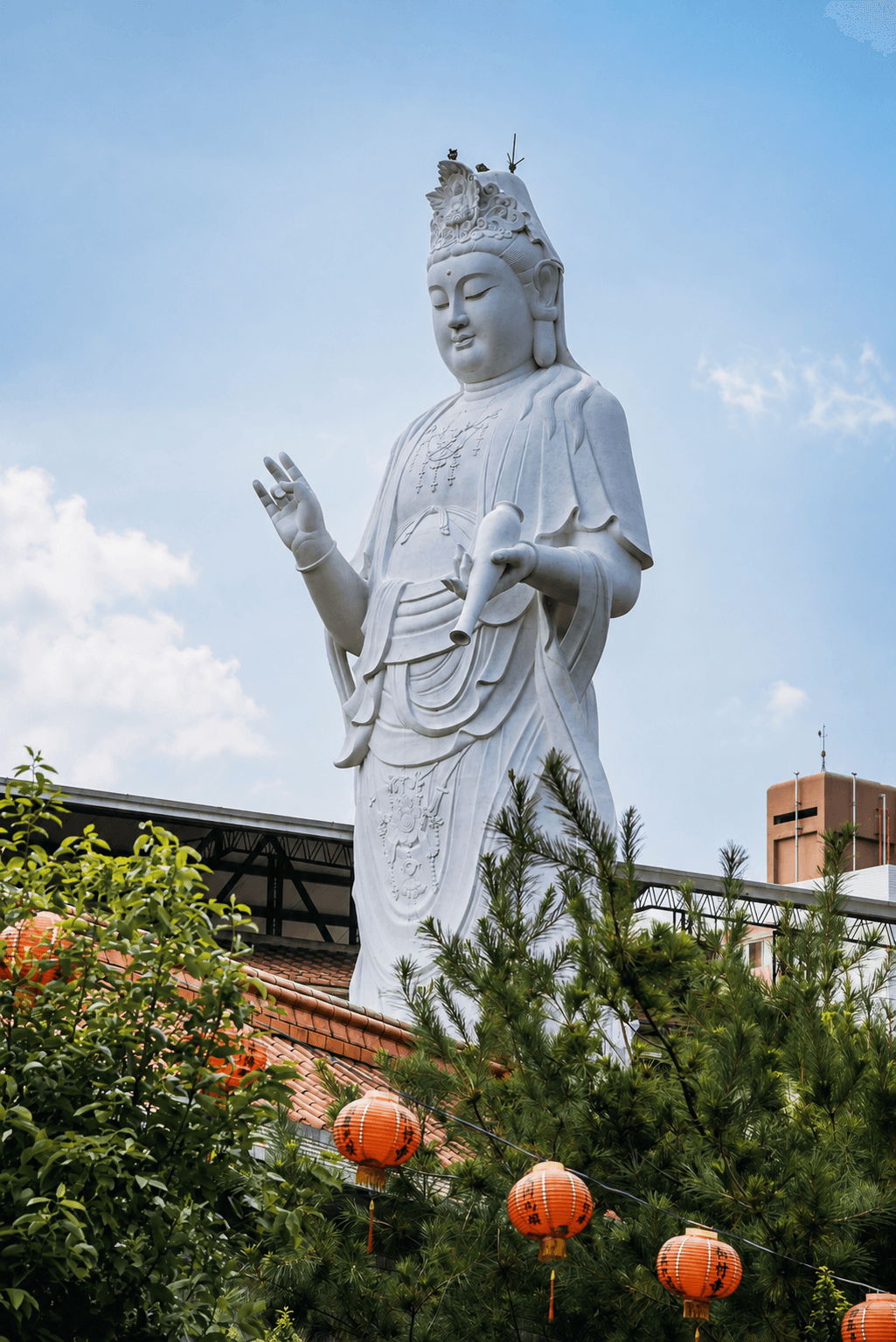 台中松竹寺觀音佛像,立像與周圍植栽的完整場景。