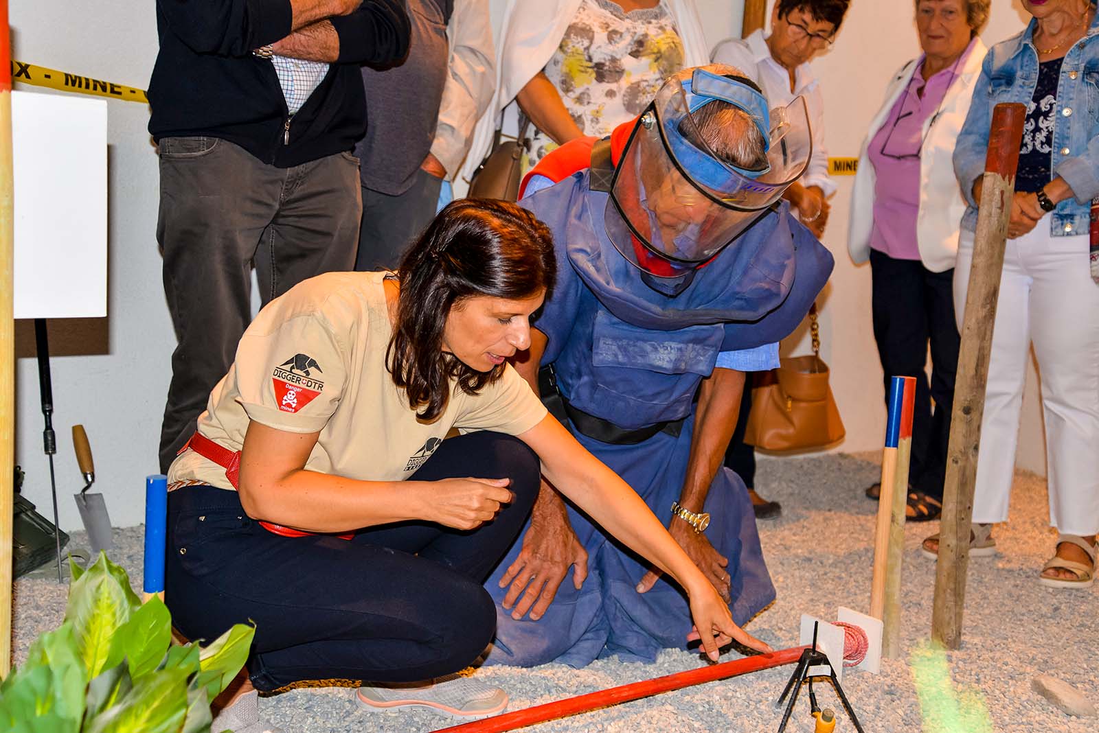 Explication du déminage du terrain à la main lors de la visite.