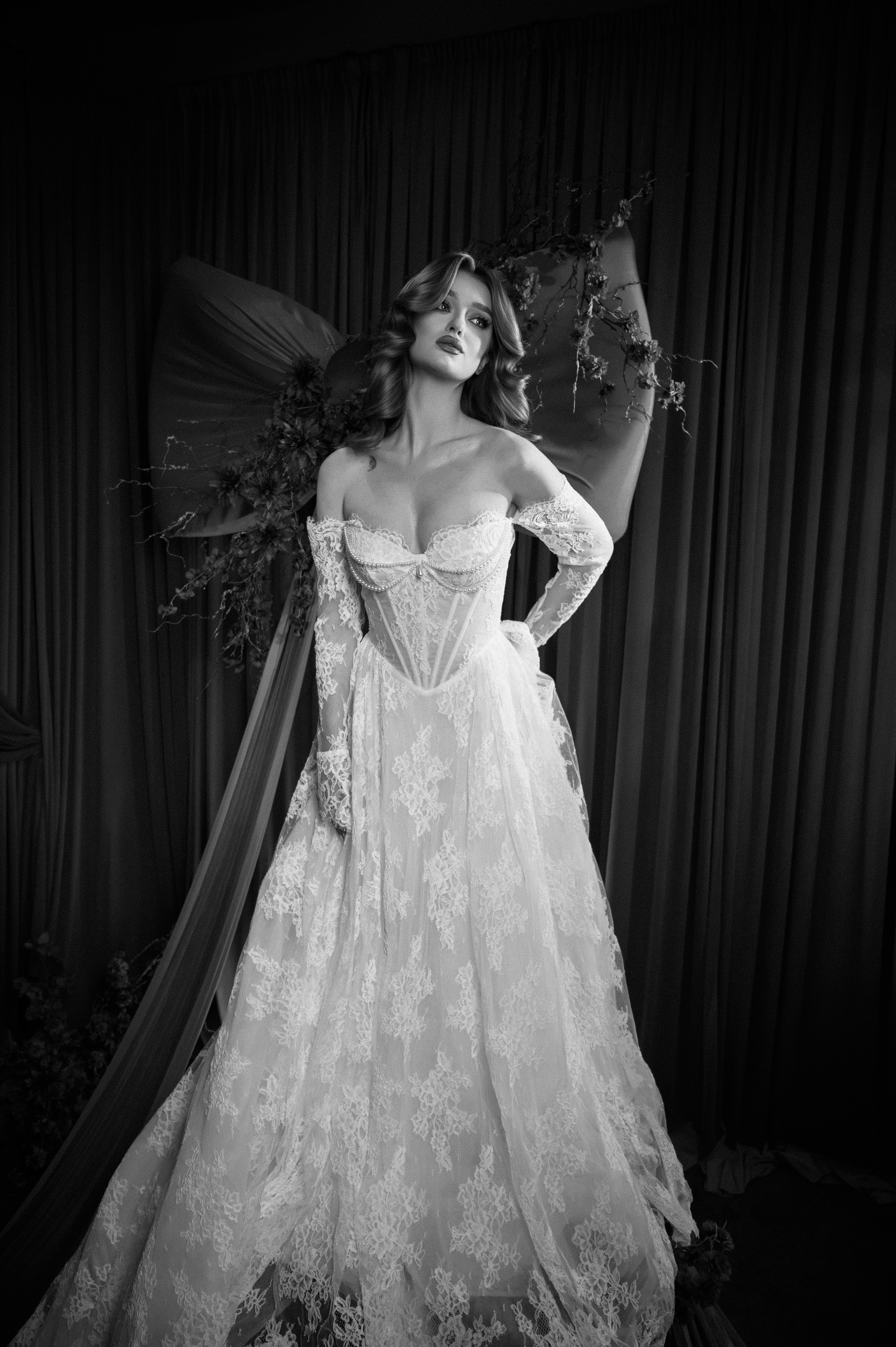 Portret alb-negru de mireasă cu expresie elegantă și decor sofisticat, fotografie de nuntă în București