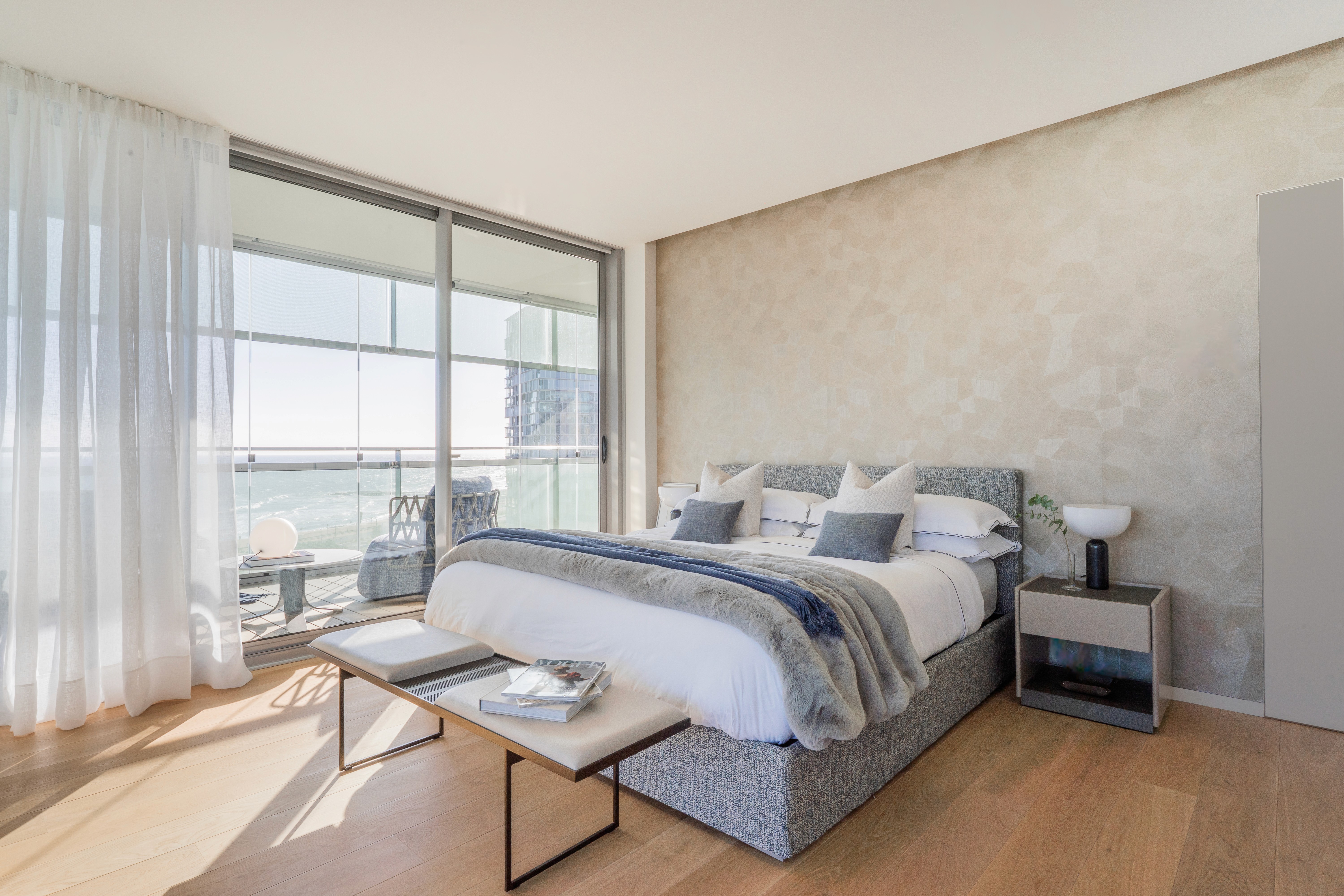 Dormitorio moderno con vistas al mar