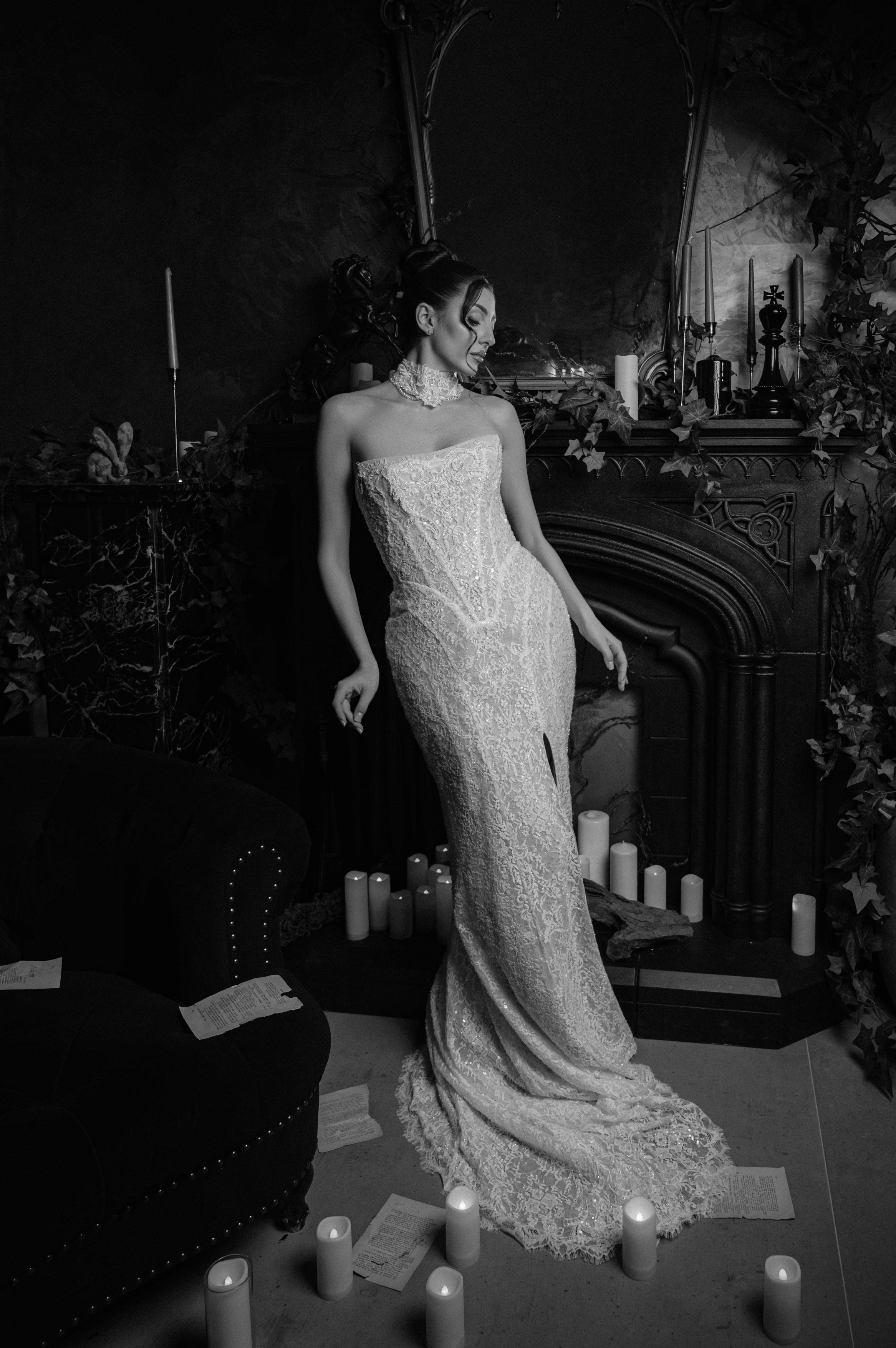 Portret alb-negru de mireasă într-un decor elegant cu lumină contrastantă, fotografie bridal în București
