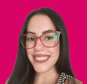 Foto mulher com óculos rosa, sorriso e fundo amarelo