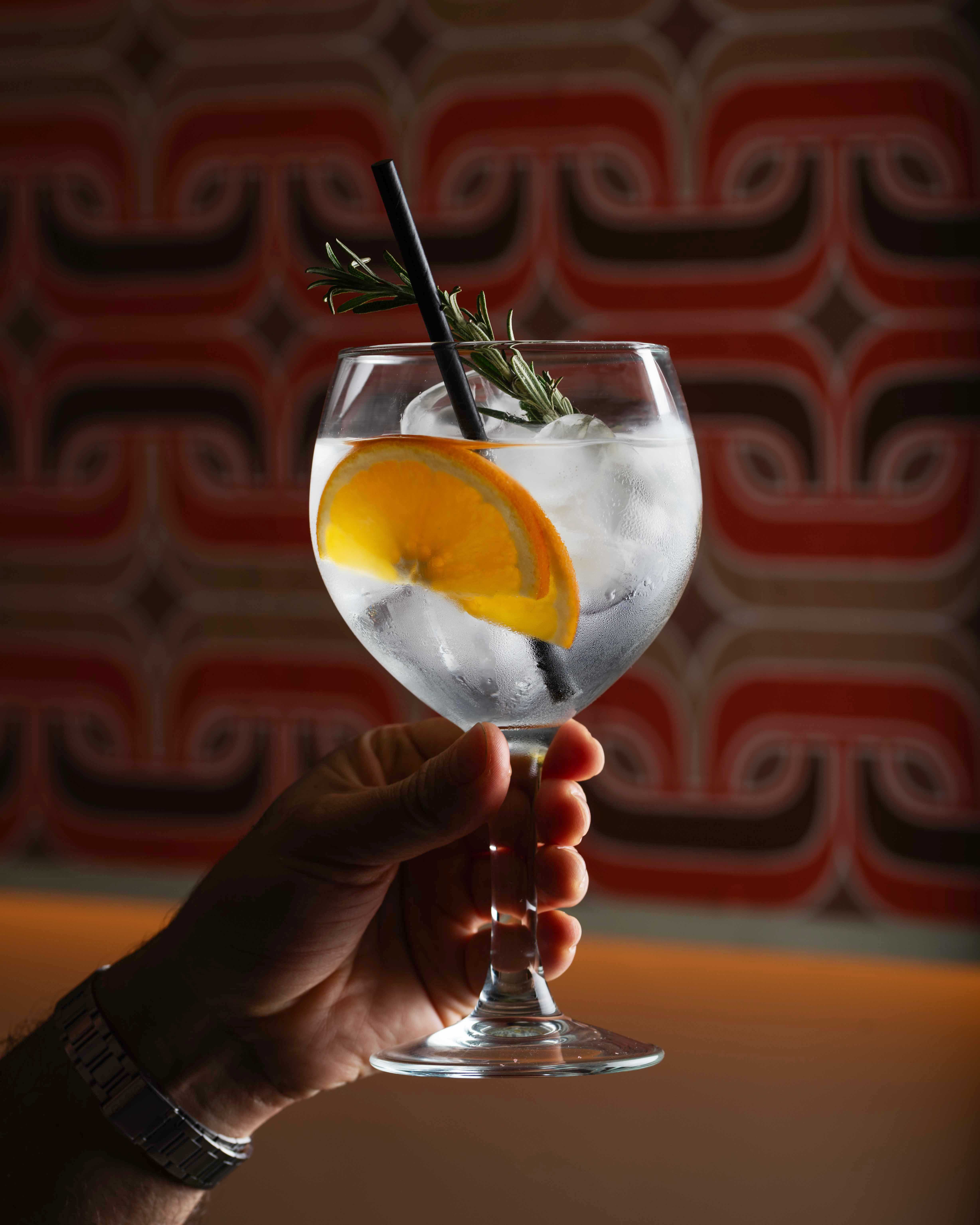 Gin tonic con naranja y romero en Faire. Tapas & Wine, Eixample Barcelona