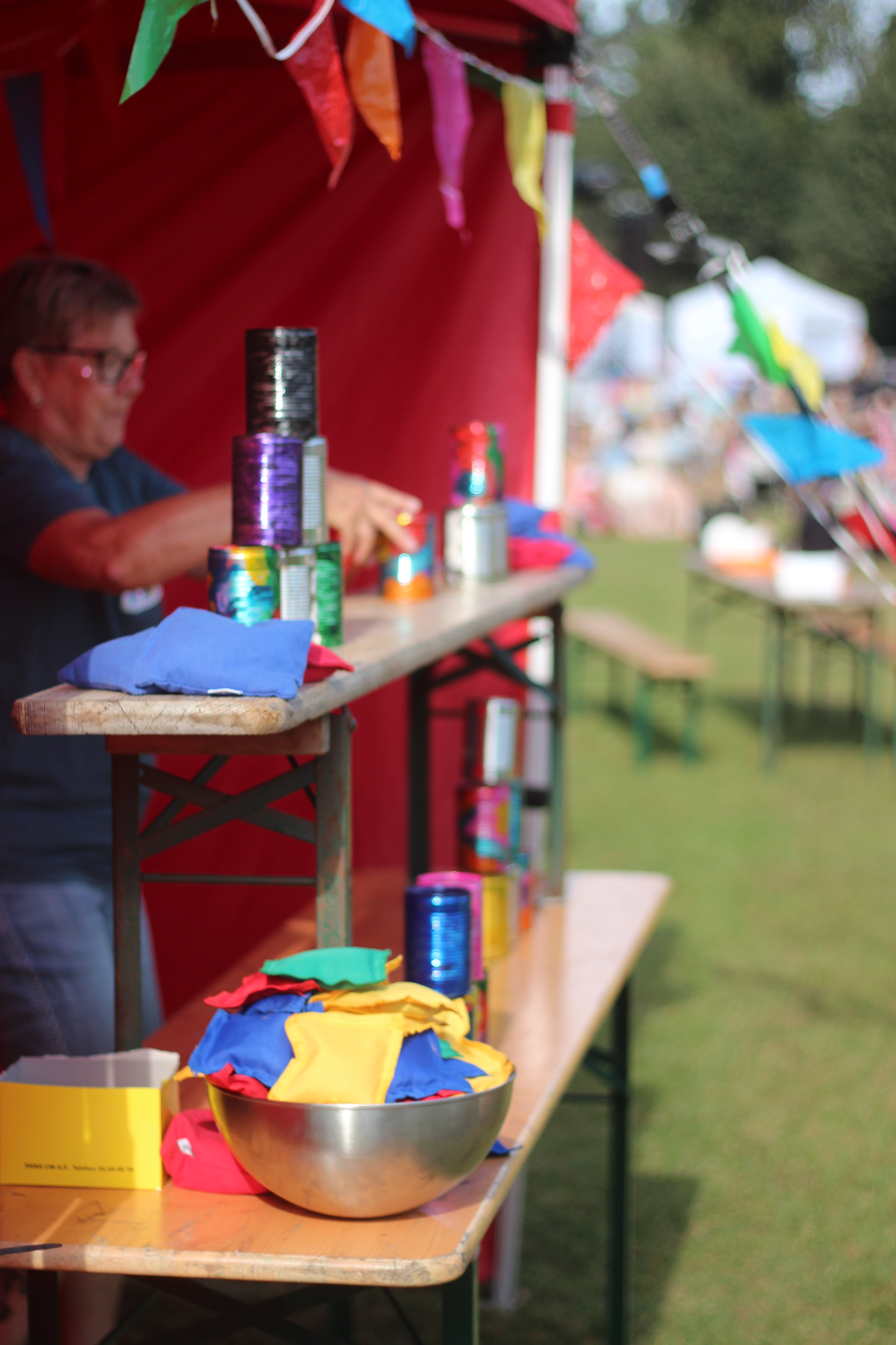 En frivillig klargør en aktivitet til børn.