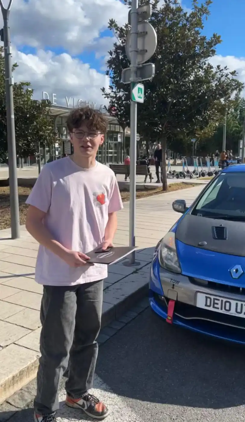 Témoignage de @Leo_dmtn_ : Une Clio 3 RS dénichée et importée pour un budget de seulement 6 600 €.