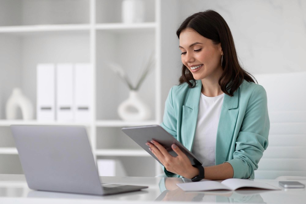 Un comprador online interactuando con una interfaz digital personalizada que le asesora en su compra.