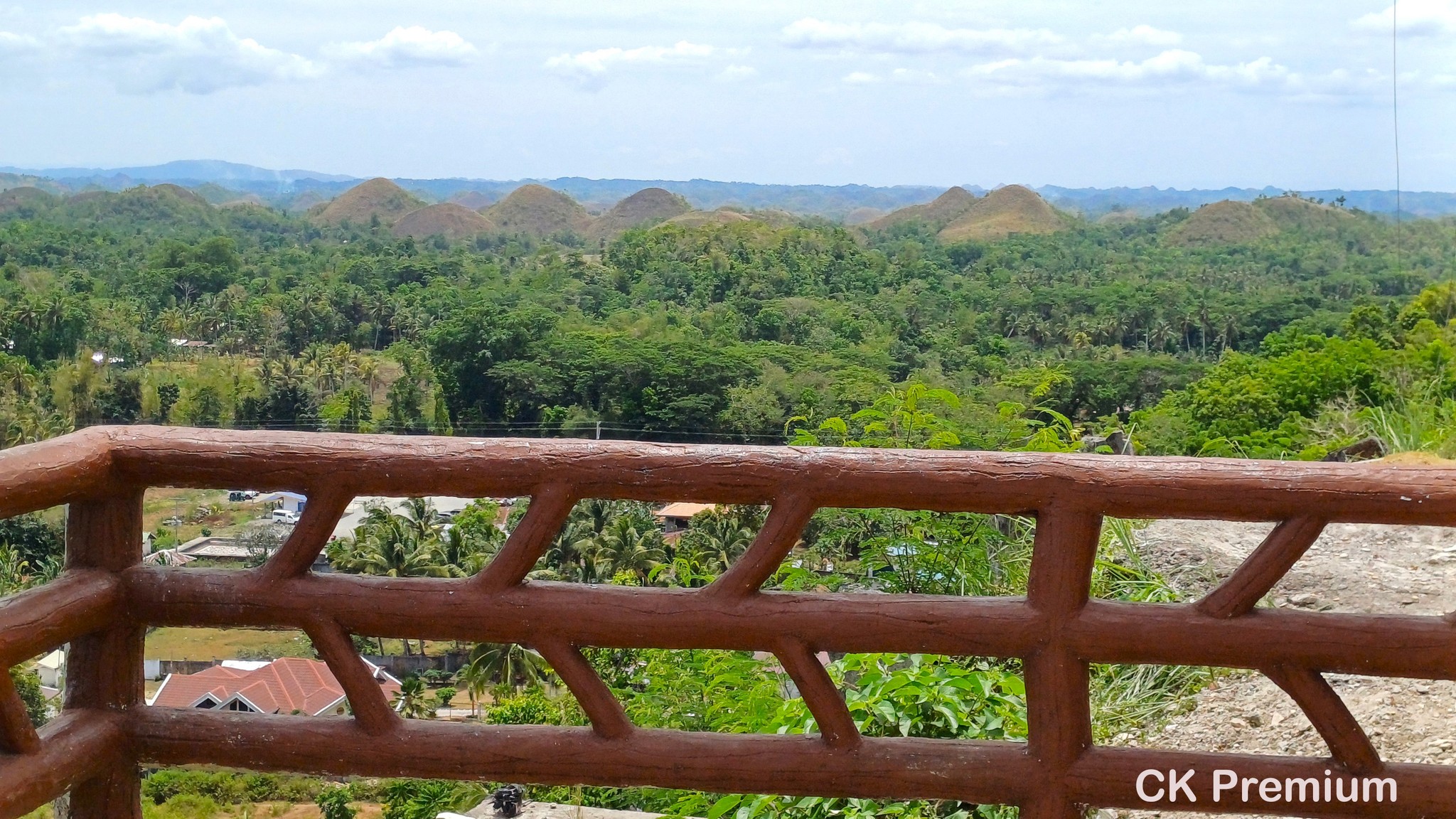 Výhled z vyhlídky na Chocolate Hills, Bohol, Filipíny.