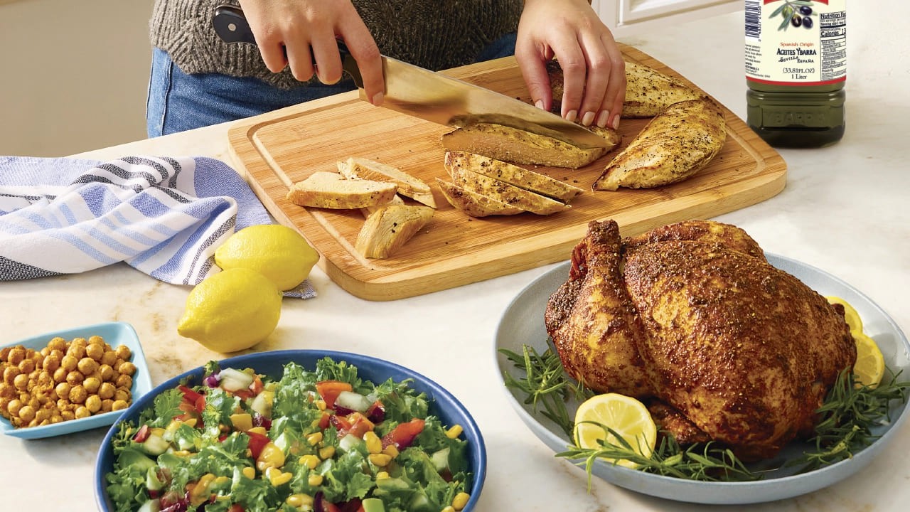 Imagen de bizcocho recién preparado junto a una batidora