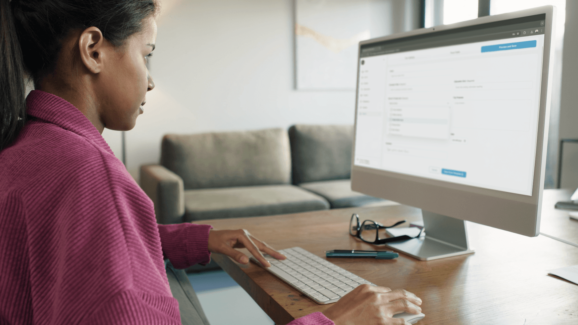 Woman using Giv on the computer.