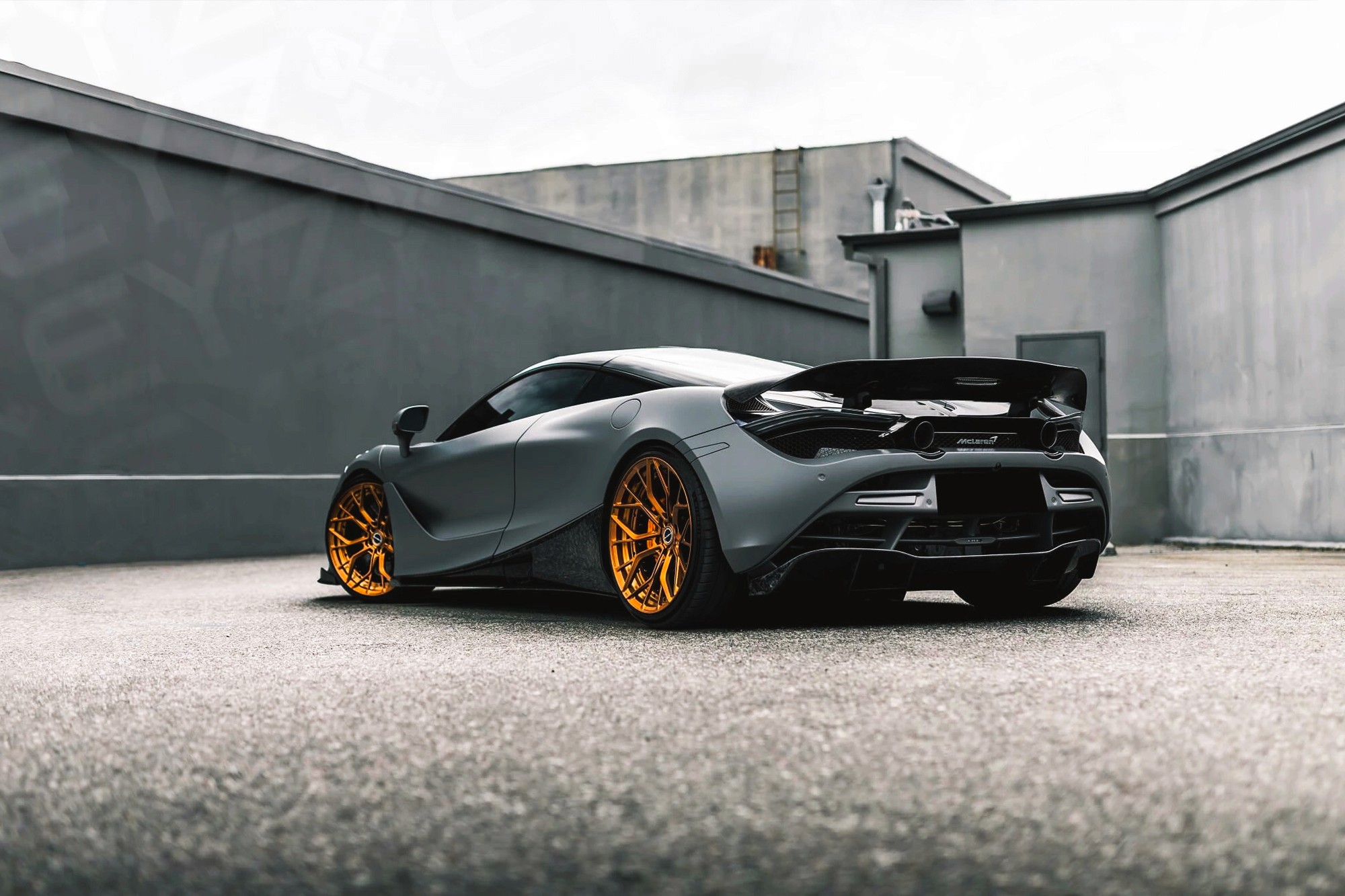 Vue extérieure arrière Mclaren 720S Gris – Location Supercar à Dubaï | Keyz Rent