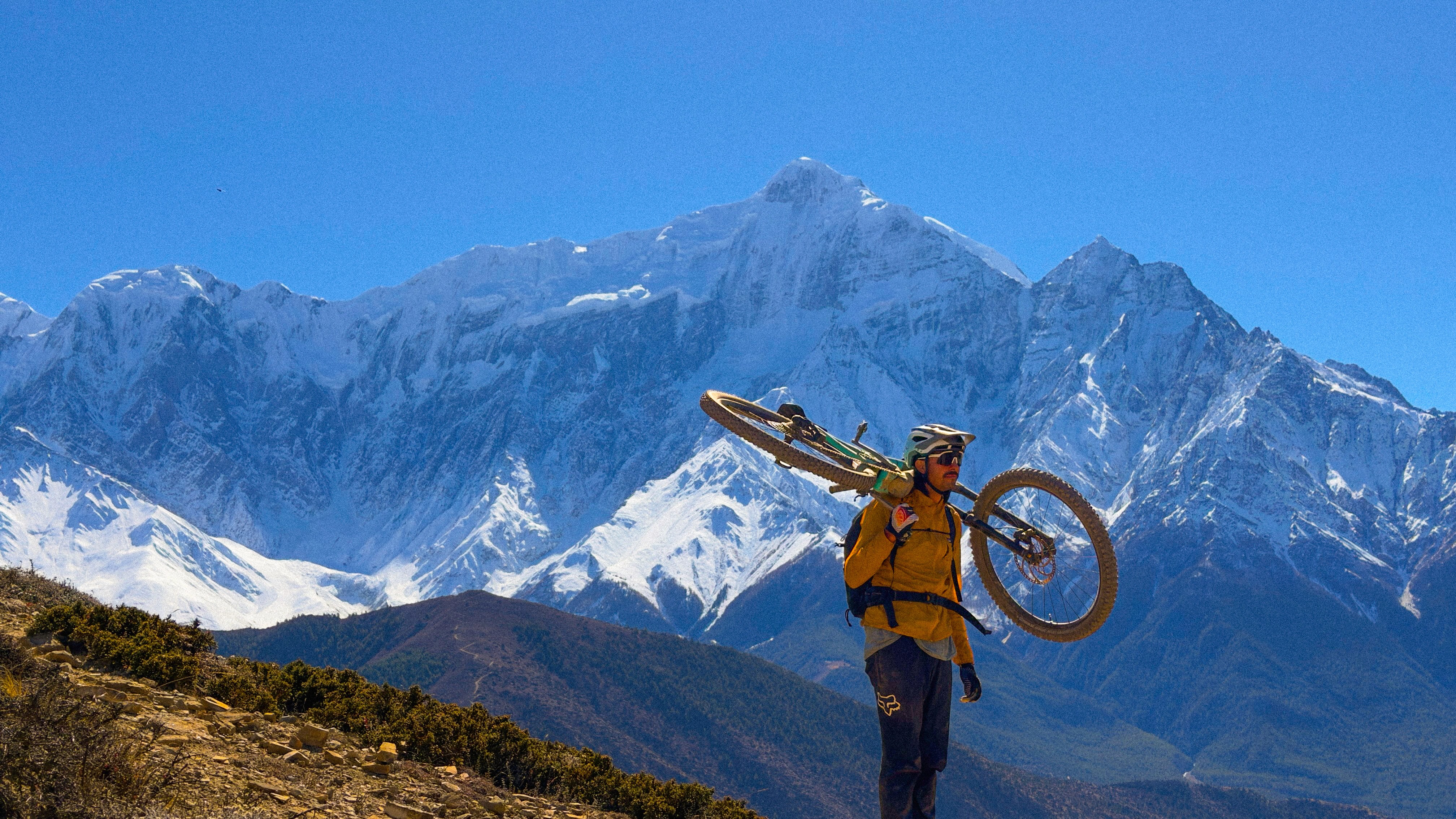 Dynamic picture of a cyclist riding downhill