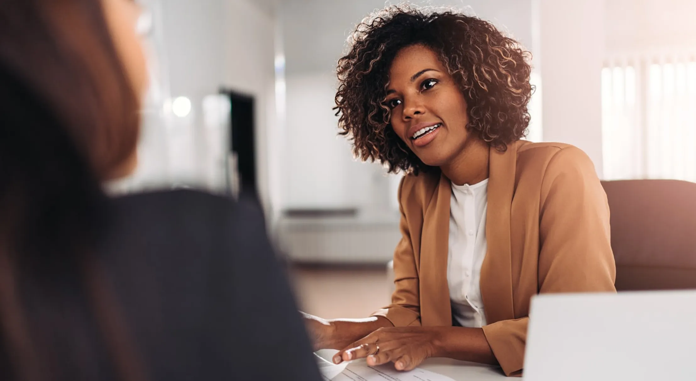 Conseillère formation expliquant les dispositifs de financement à une apprenante.