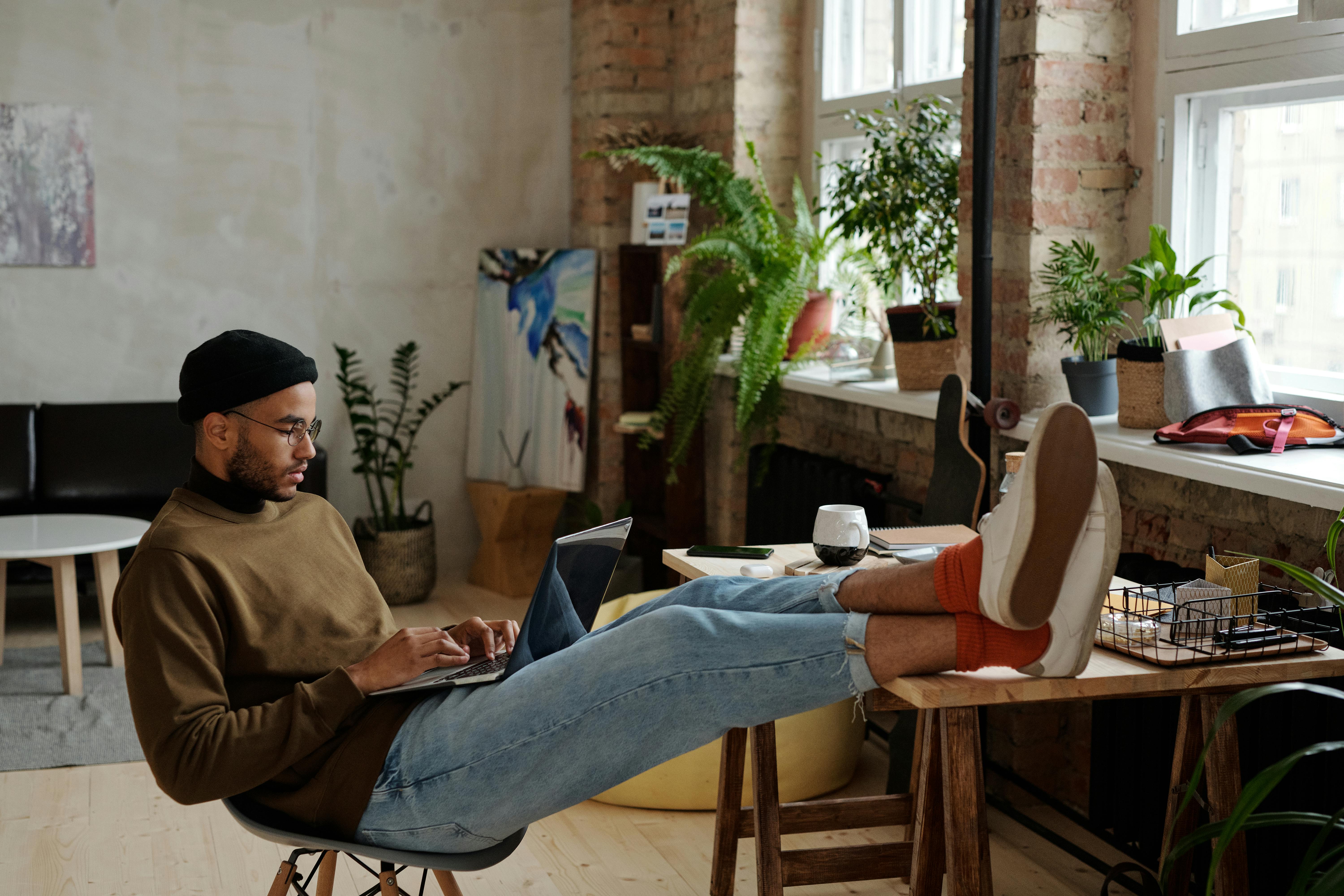 Professionista freelance che lavora da remoto in uno spazio di lavoro accogliente e creativo.