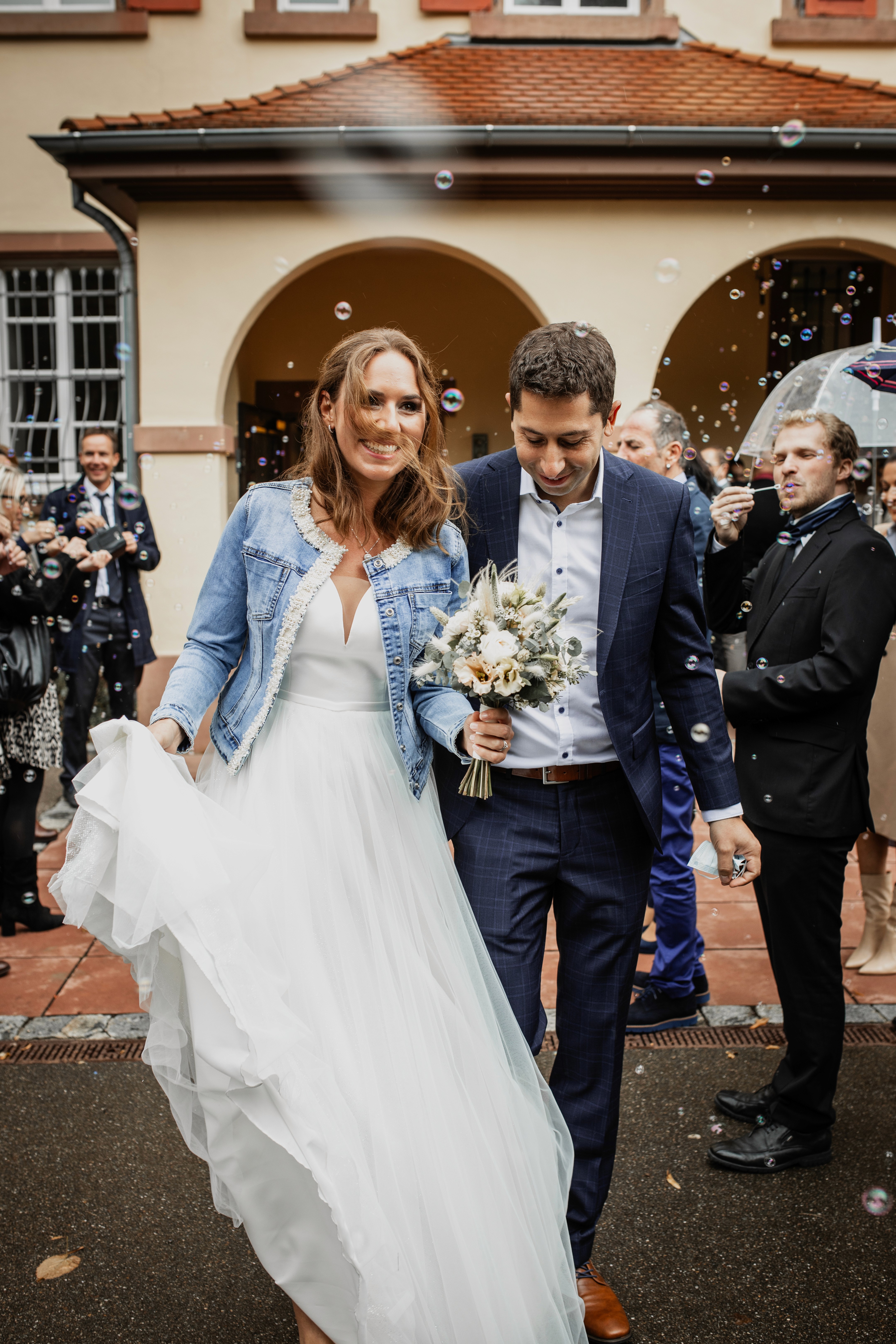 Brautpaar beim Auszug