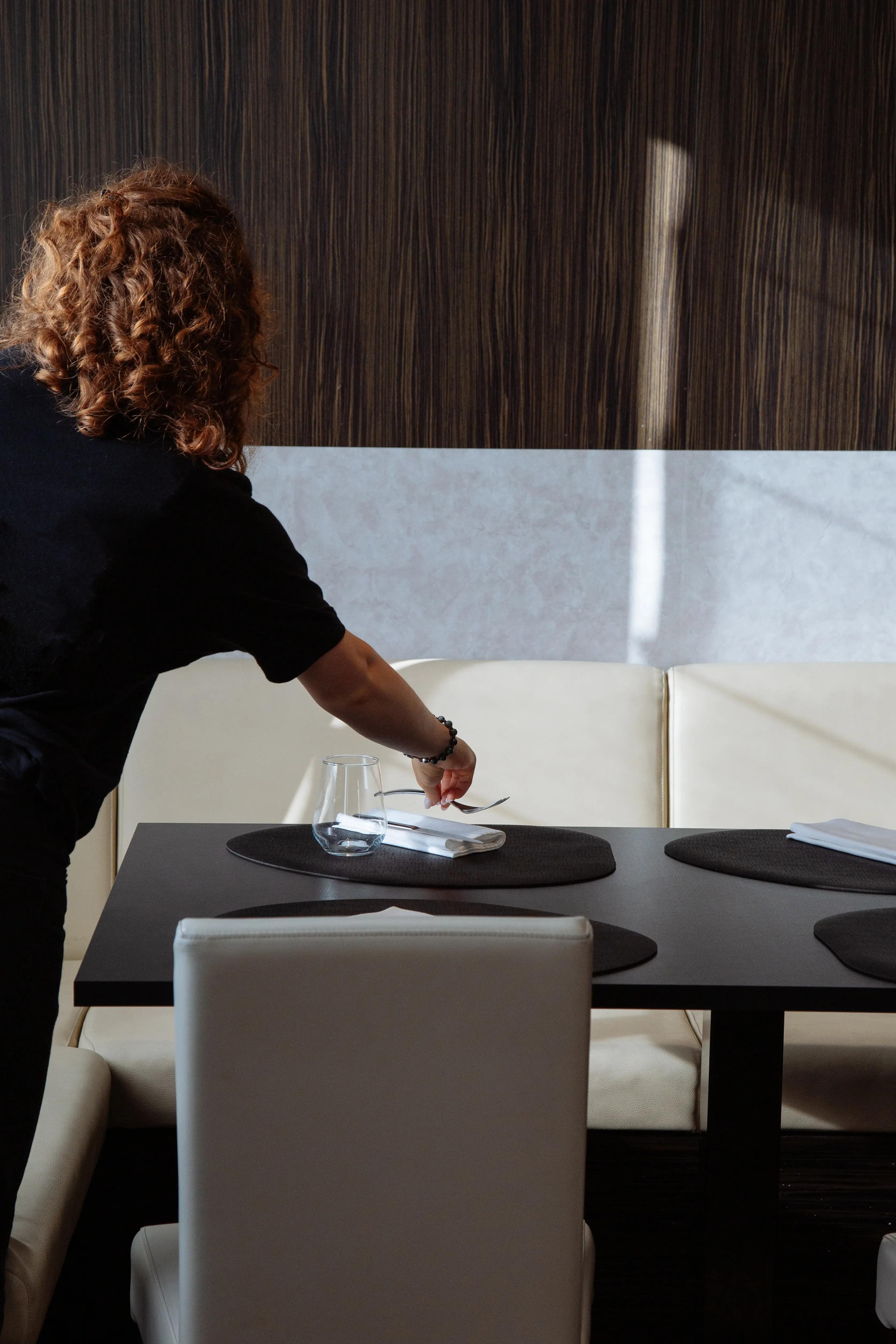 Preparazione della sala per banchetti ed eventi privati al Ristorante Unico di Cantù, con attenzione ai dettagli e agli ospiti.