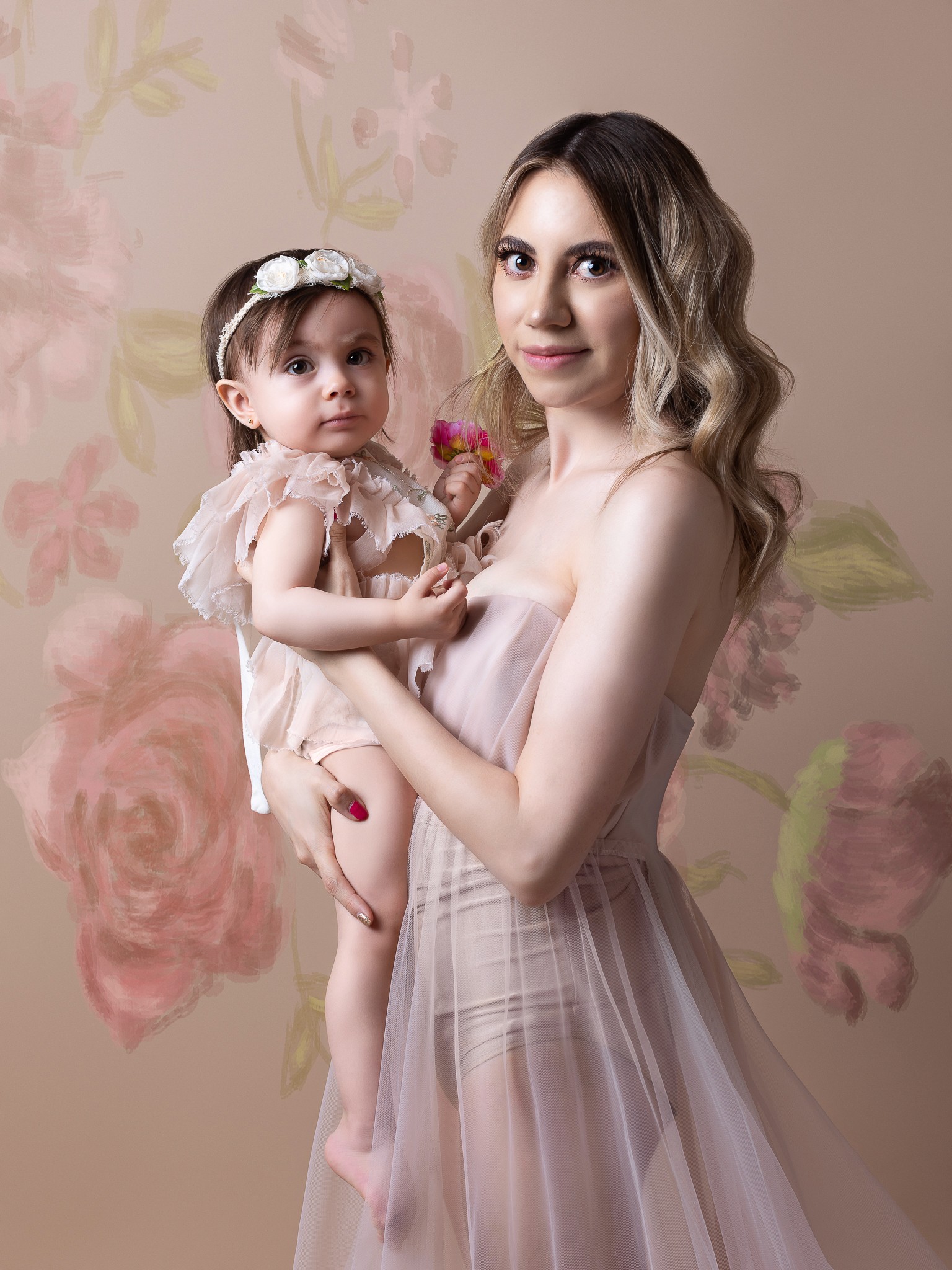 familia fotografiada con un set de iluminación en estudio de fotografía