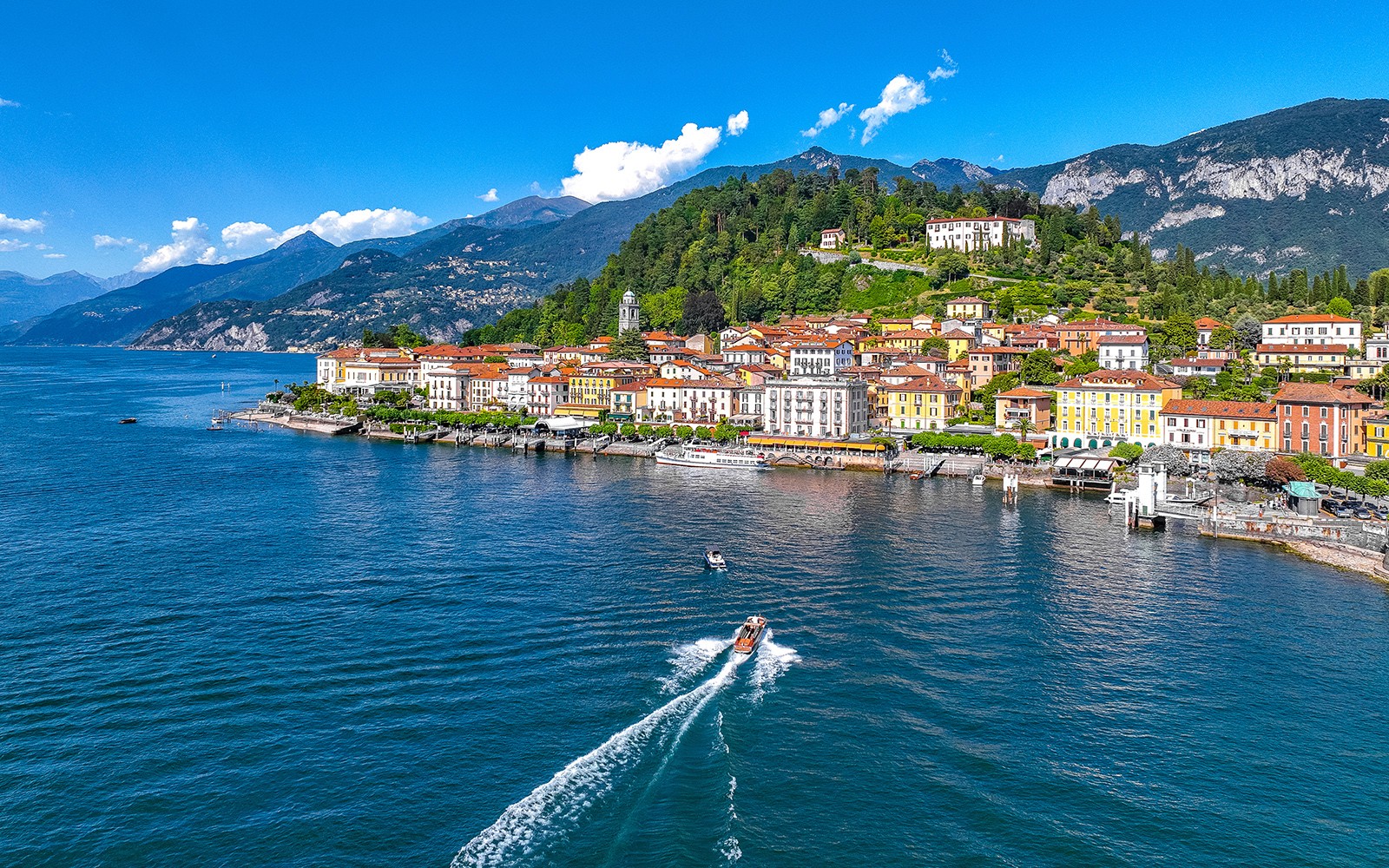 Lakeside view of Bellagio with colorful buildings and boats on Lake Como, Italy.