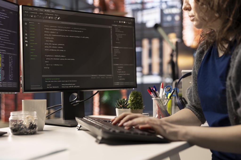 What interview prep software works with multiple programming languages like Python and Java?
