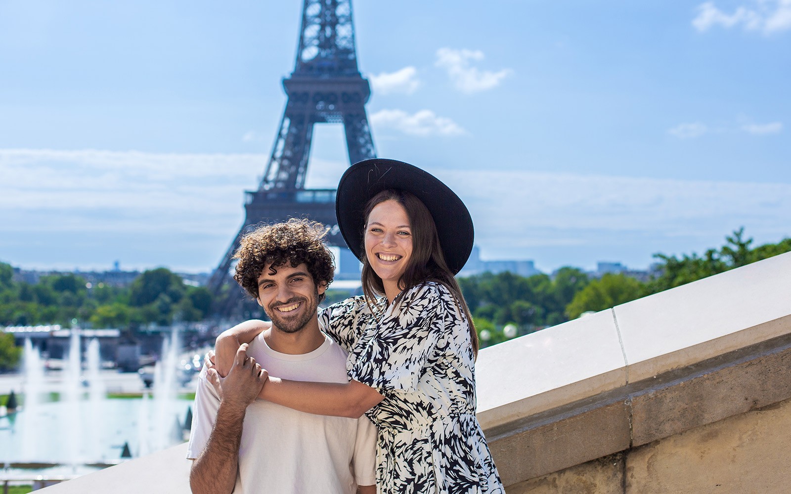 Cặp đôi tạo dáng trước Tháp Eiffel trong buổi chụp ảnh cá nhân tại Paris.